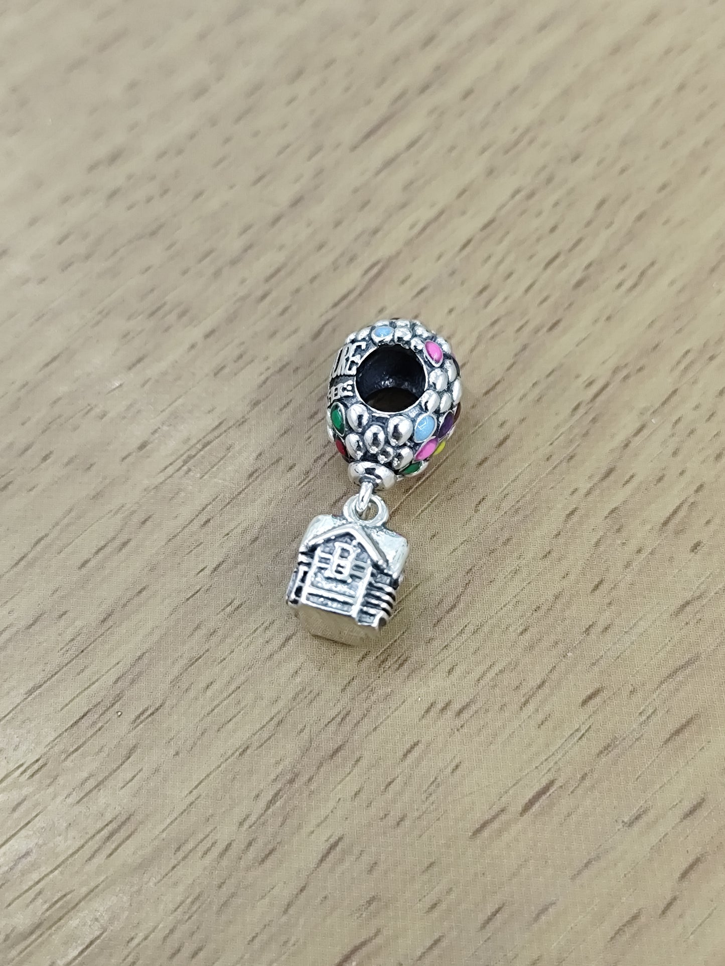 TMPCH002 Dije Charm Pand Casa con Globos Up en Plata Fina .925