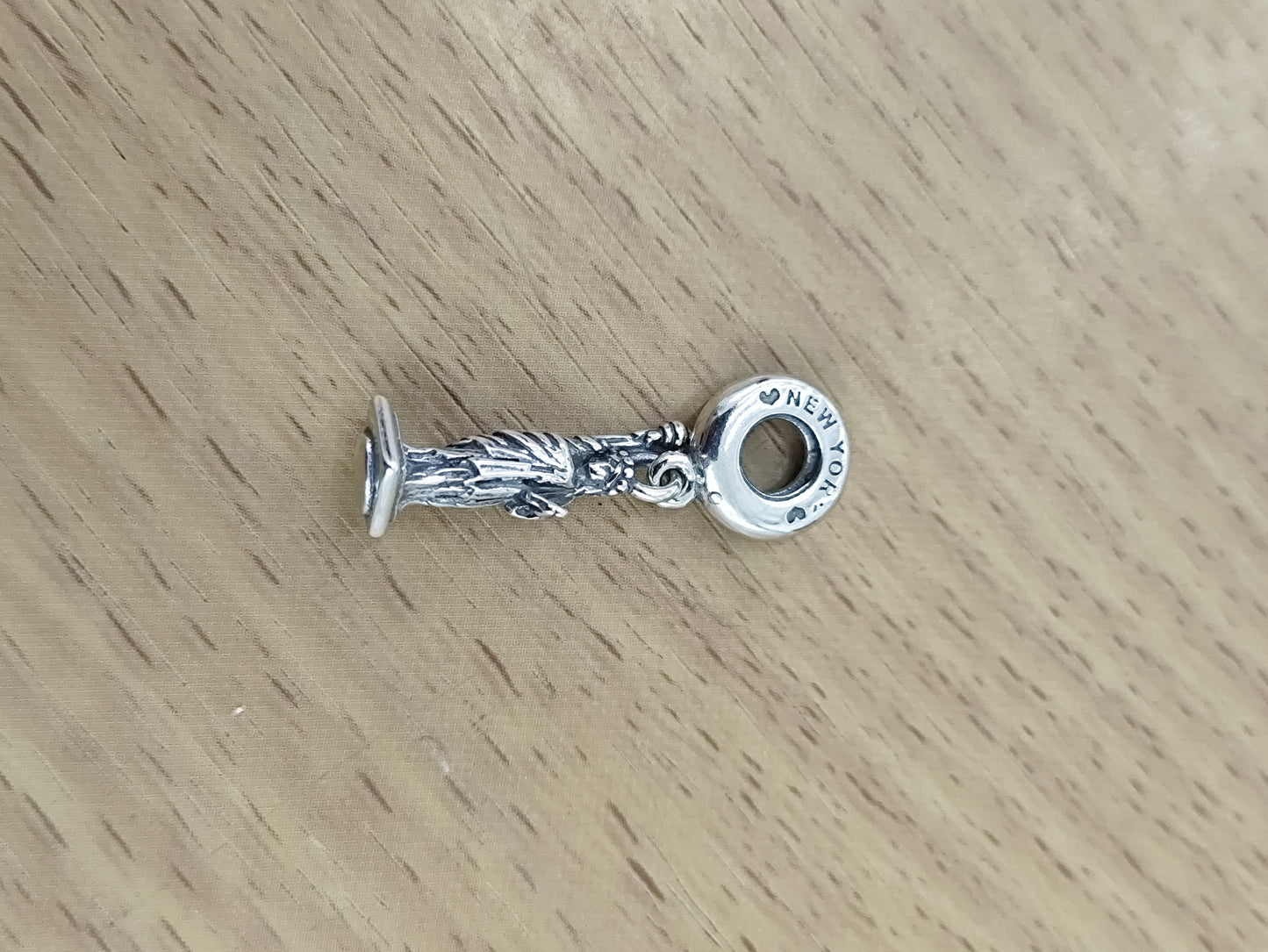 TMPCH015 Dije Charm Pand Estatua de la LIbertad en Plata Fina .925