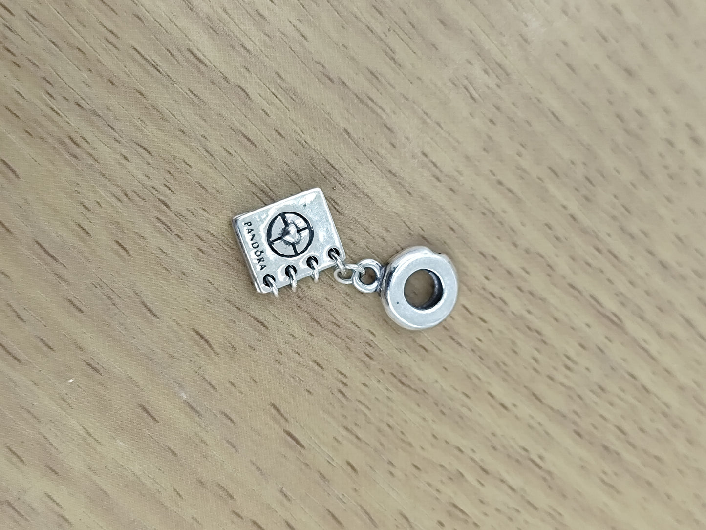 TMPCH017 Dije Charm Pand Pasaporte Republic Of Love en Plata Fina .925
