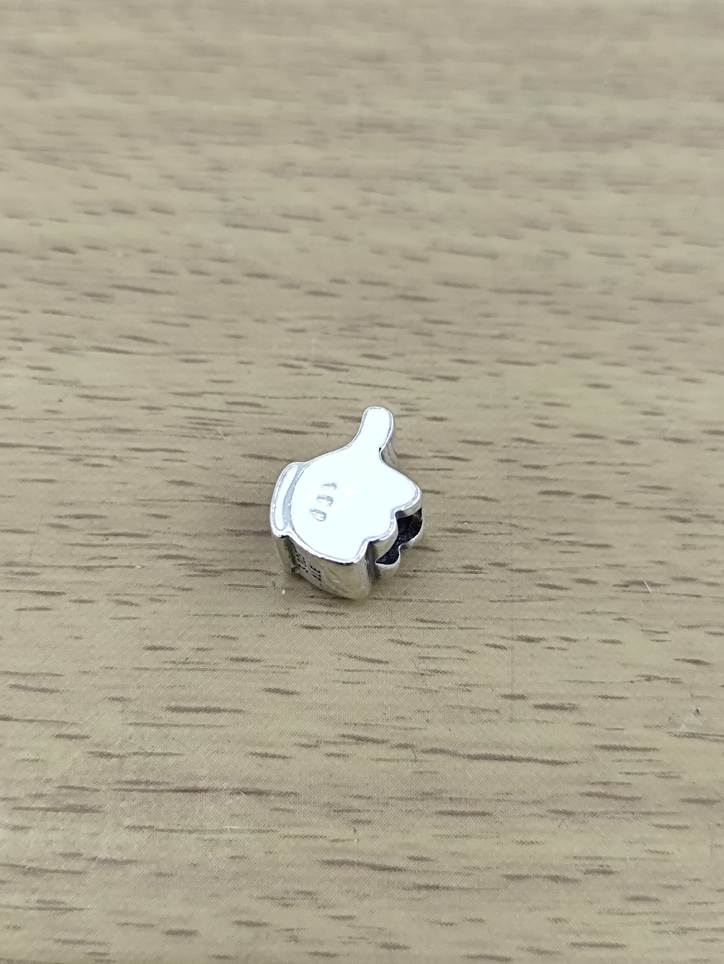 TMPCH039 Dije Charm Pand Guante MIckey Esmalte Blanco en Plata Fina .925