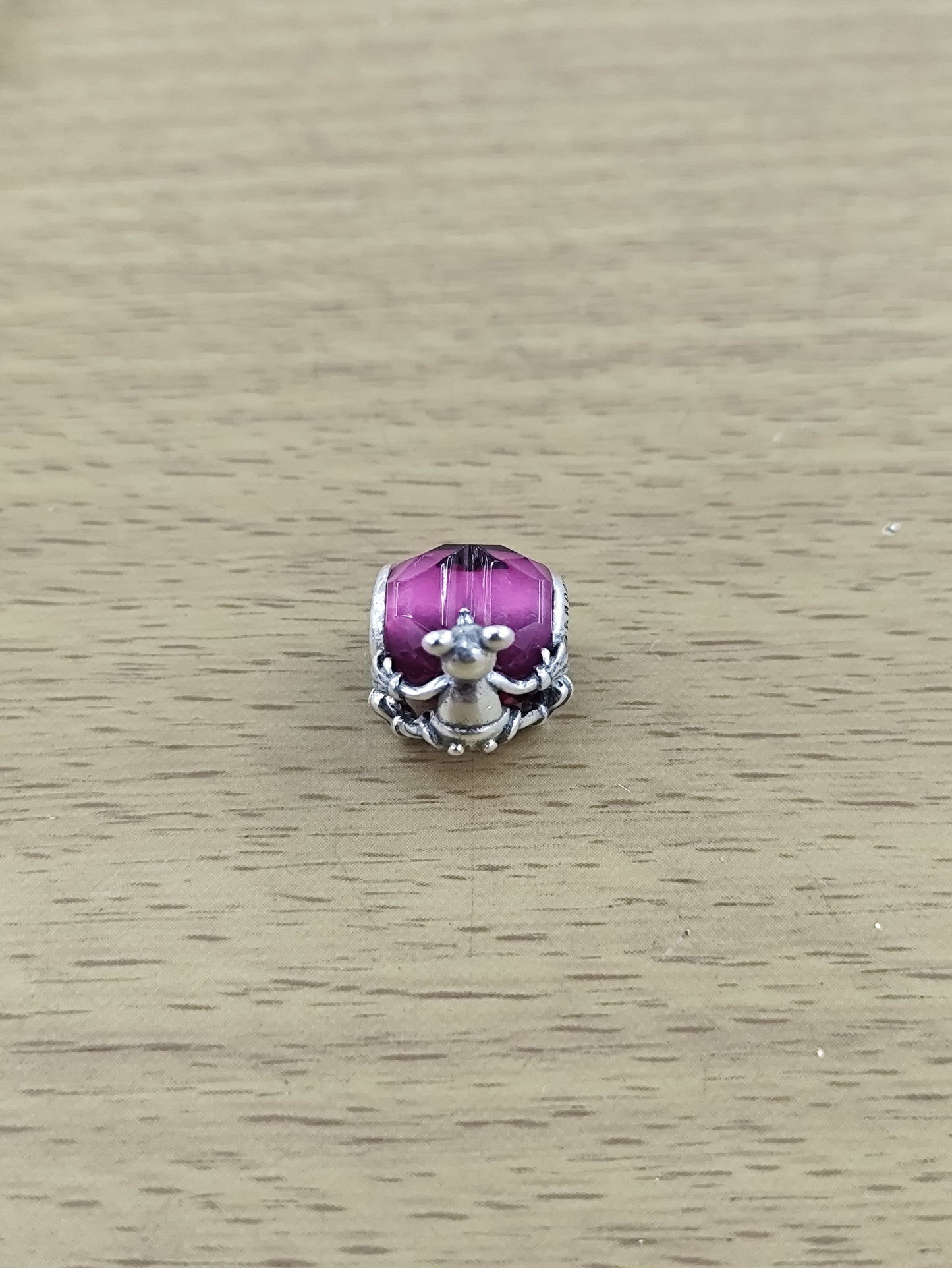TMPCH044 Dije Charm Pand Mickey Abrazando Corazón Morado en Plata Fina .925