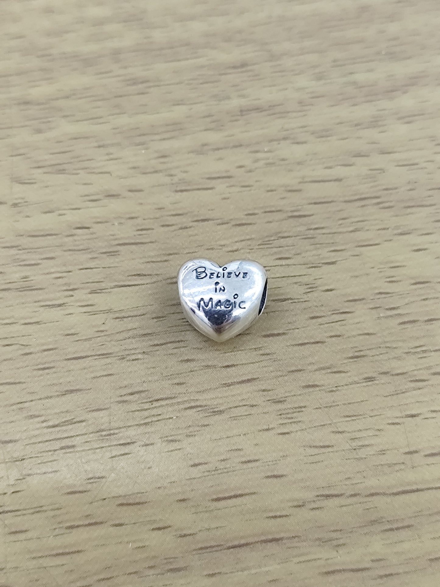 TMPCH046 Dije Charm Pand Corazón Bombeado Siluetas Kissing en Plata Fina .925