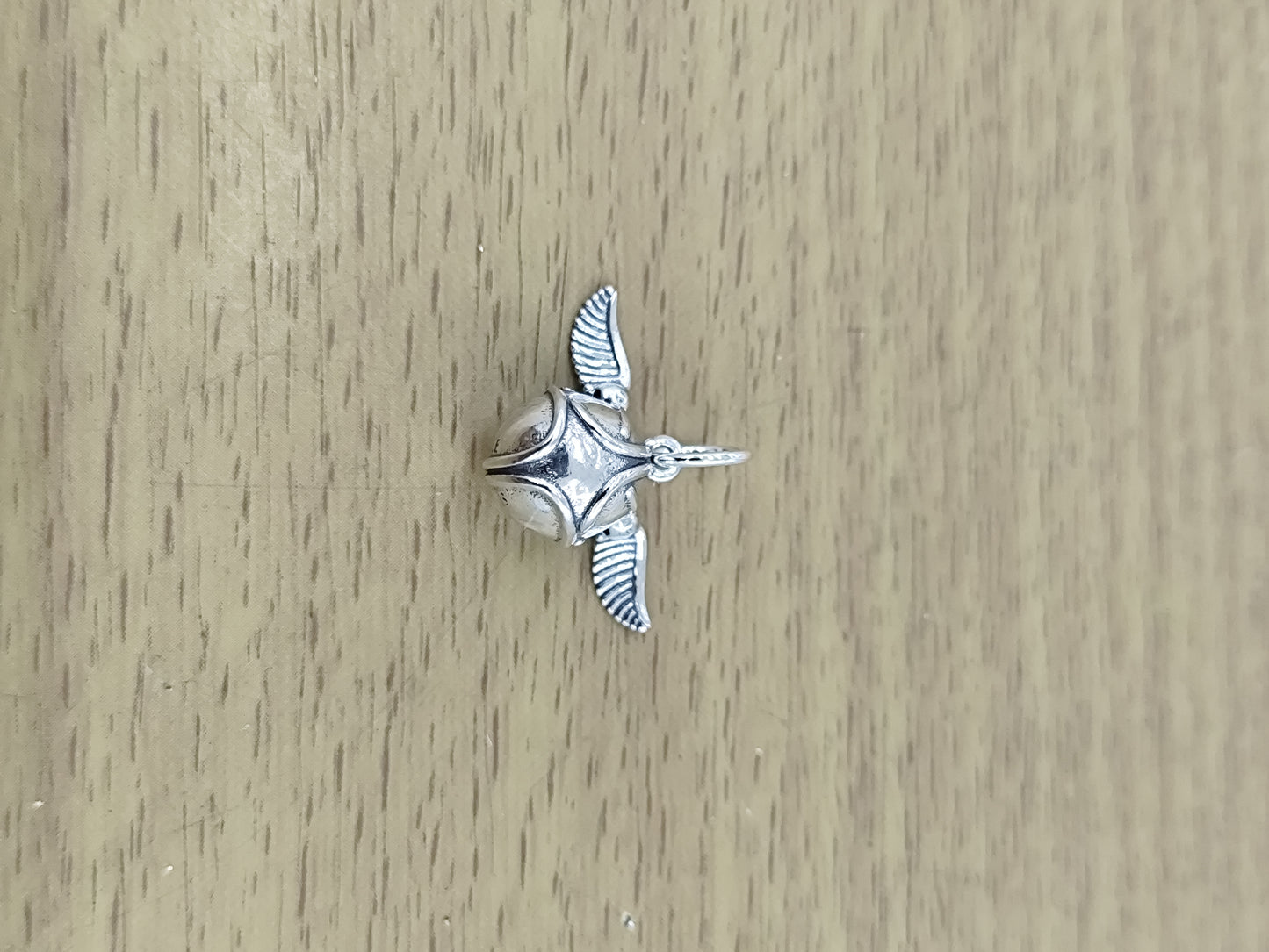 TMPCH050 Dije Charm Pand Harry Potter Snitch en Plata Fina .925