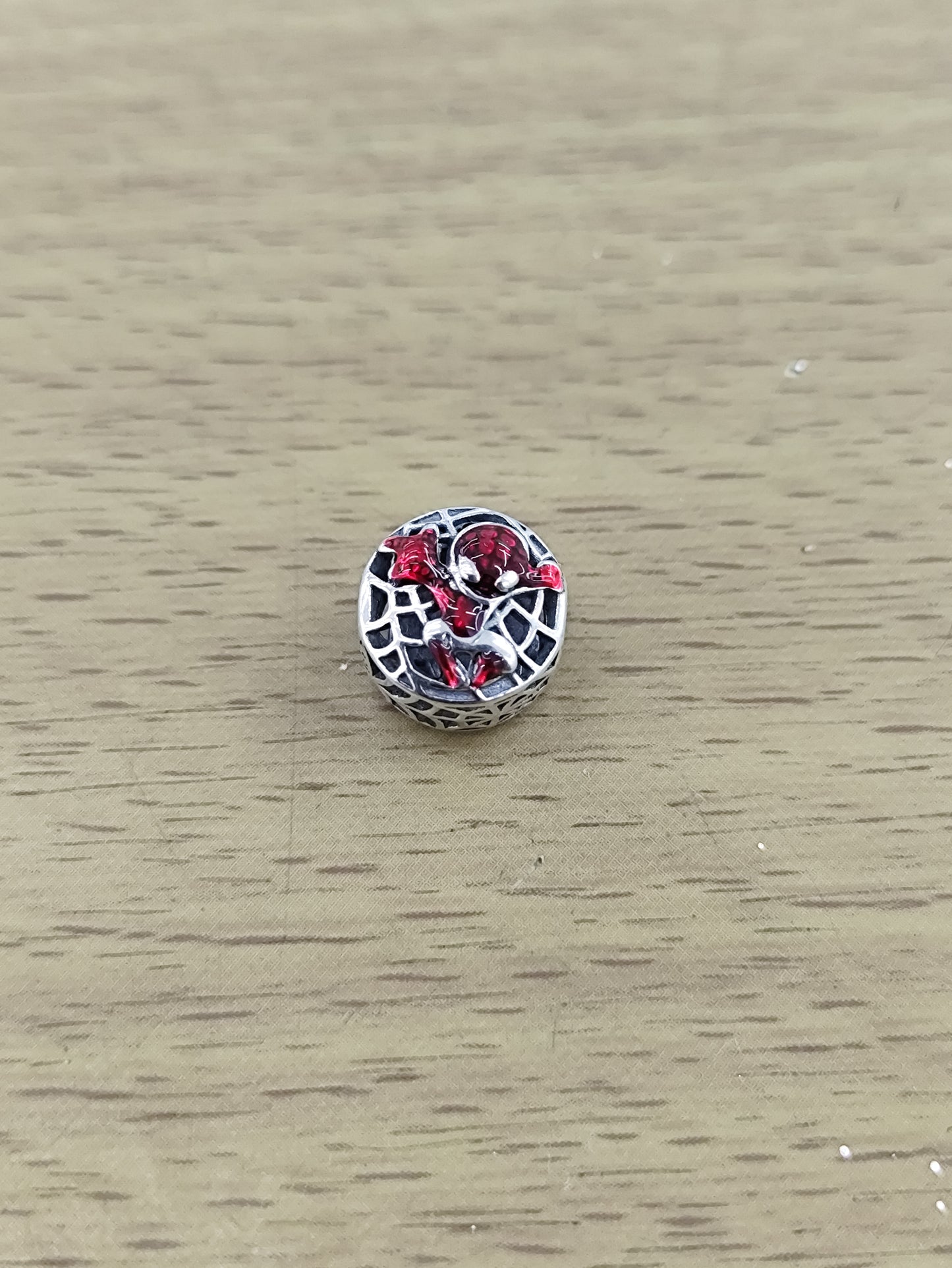 TMPCH053 Dije Charm Pand Círculo Telarañas Spiderman Esmaltado Rojo en Plata Fina .925