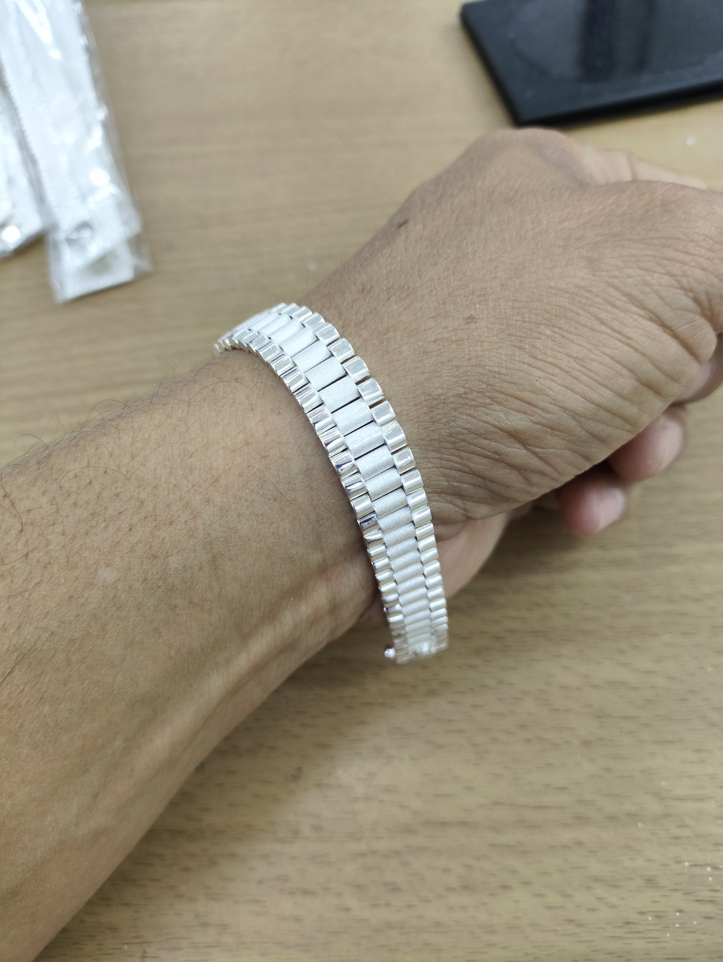 TMPPC006-20 Pulsera Caballero Modelo Rlx 1x1 Centro Ancho 1.1 cm de Ancho x 20 cm de Largo en Plata Fina .925