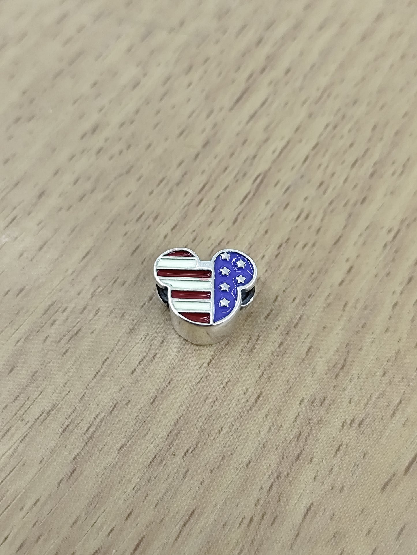 TMPCH001 Dije Charm Pand Mickey USA en Plata Fina .925