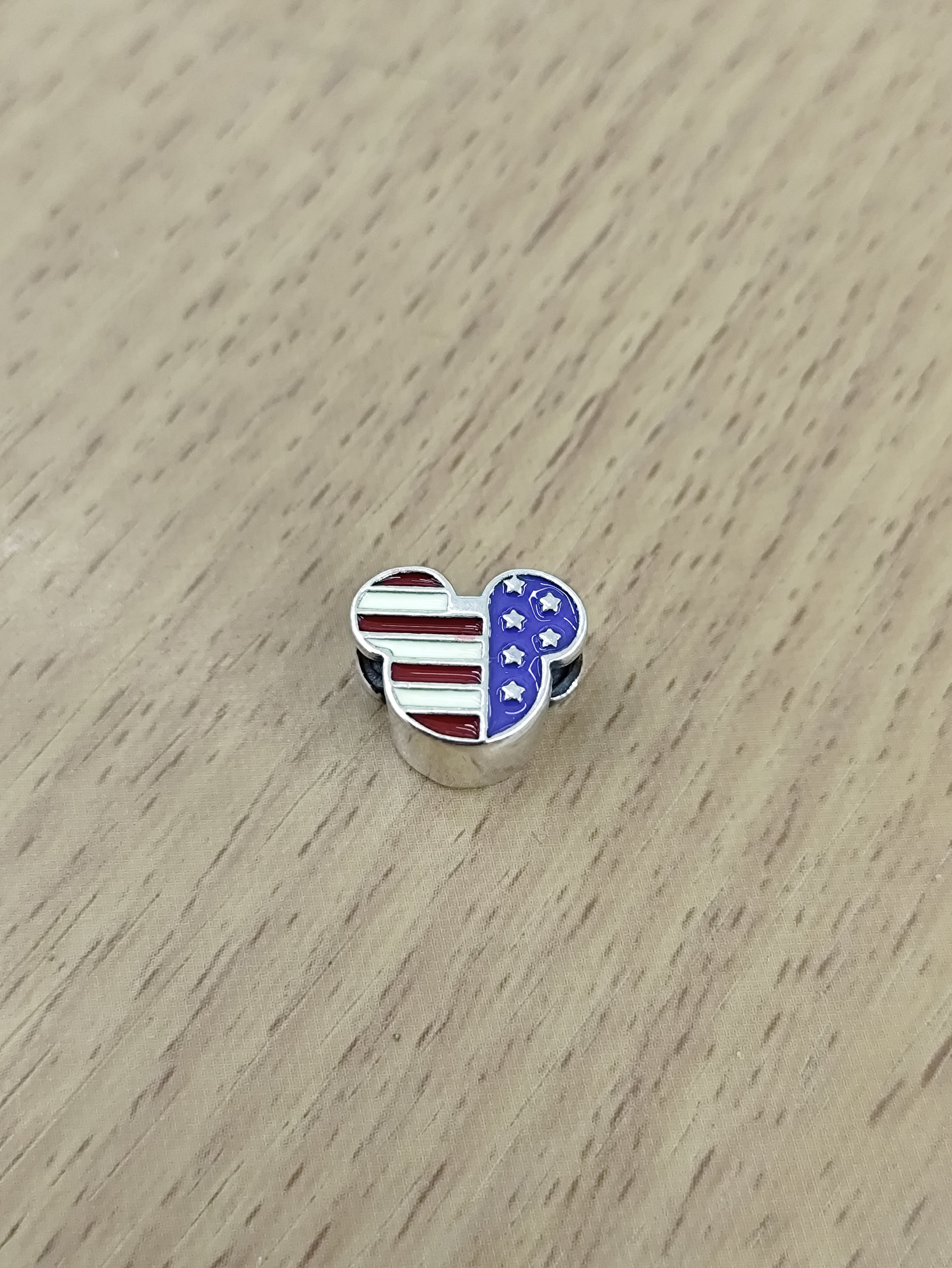 TMPCH001 Dije Charm Pand Mickey USA en Plata Fina .925