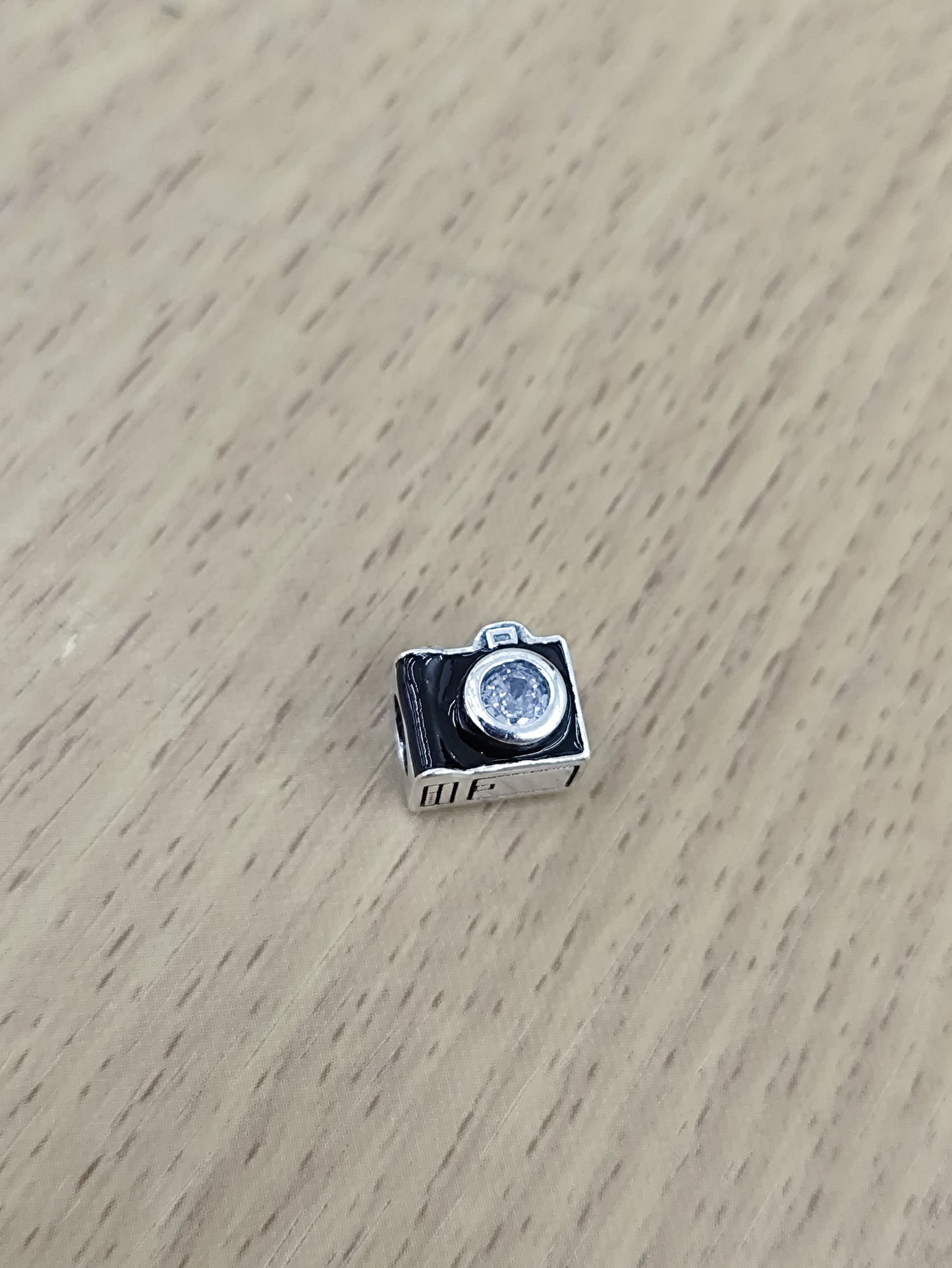 TMPCH003 Dije Charm Pand Camara Negra con Zirconia en Plata Fina .925