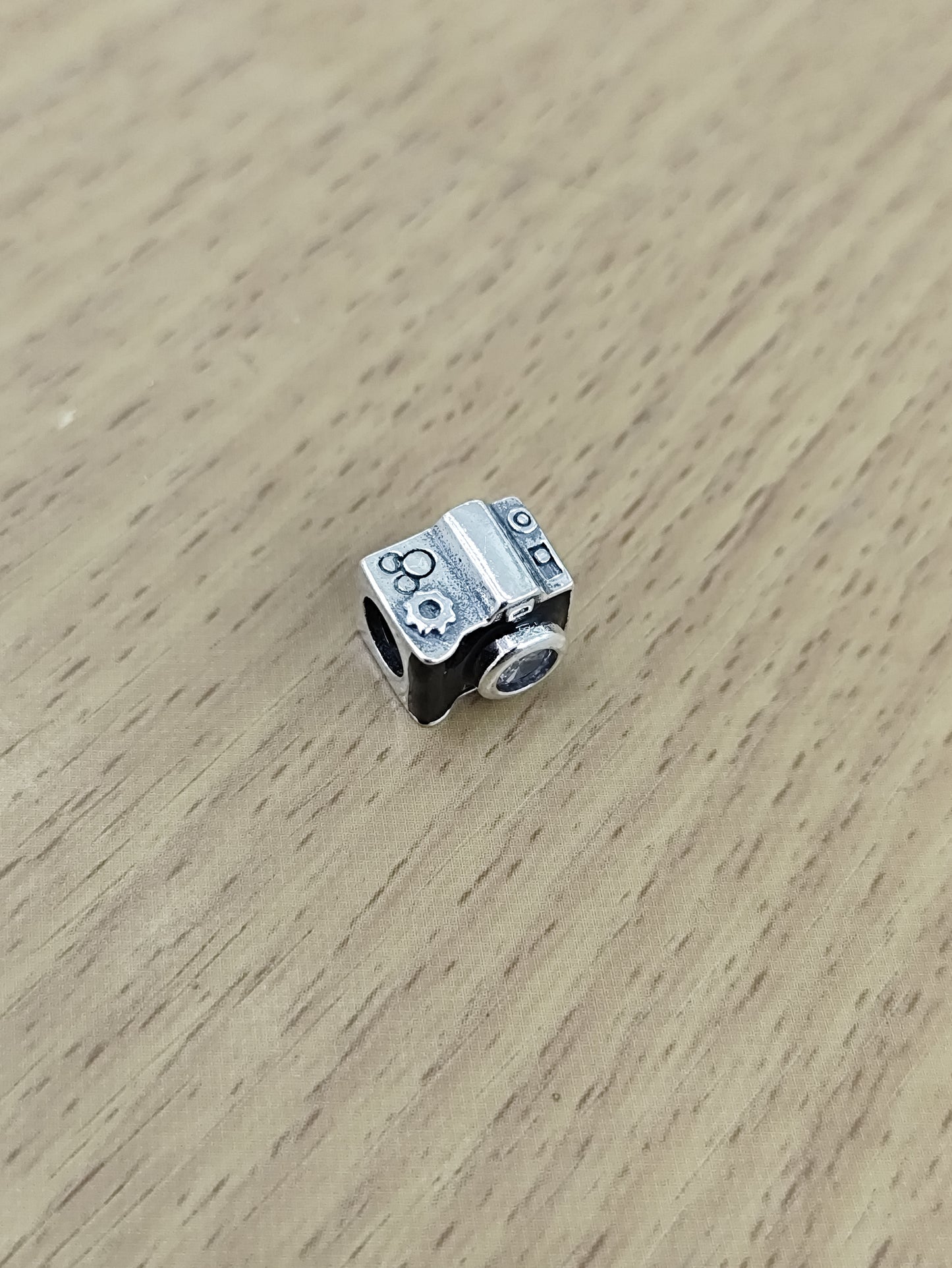 TMPCH003 Dije Charm Pand Camara Negra con Zirconia en Plata Fina .925