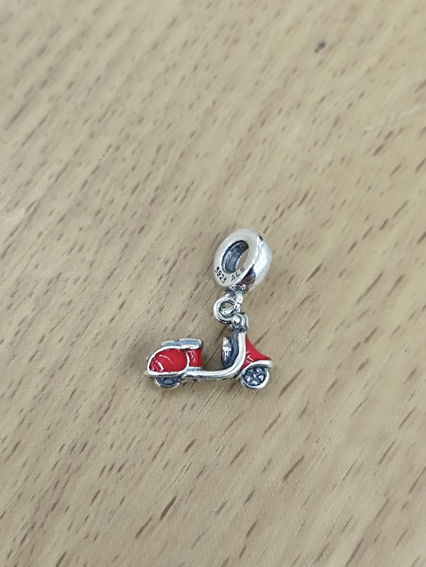TMPCH007 Dije Charm Pand Moto Vespa Italy en Plata Fina .925