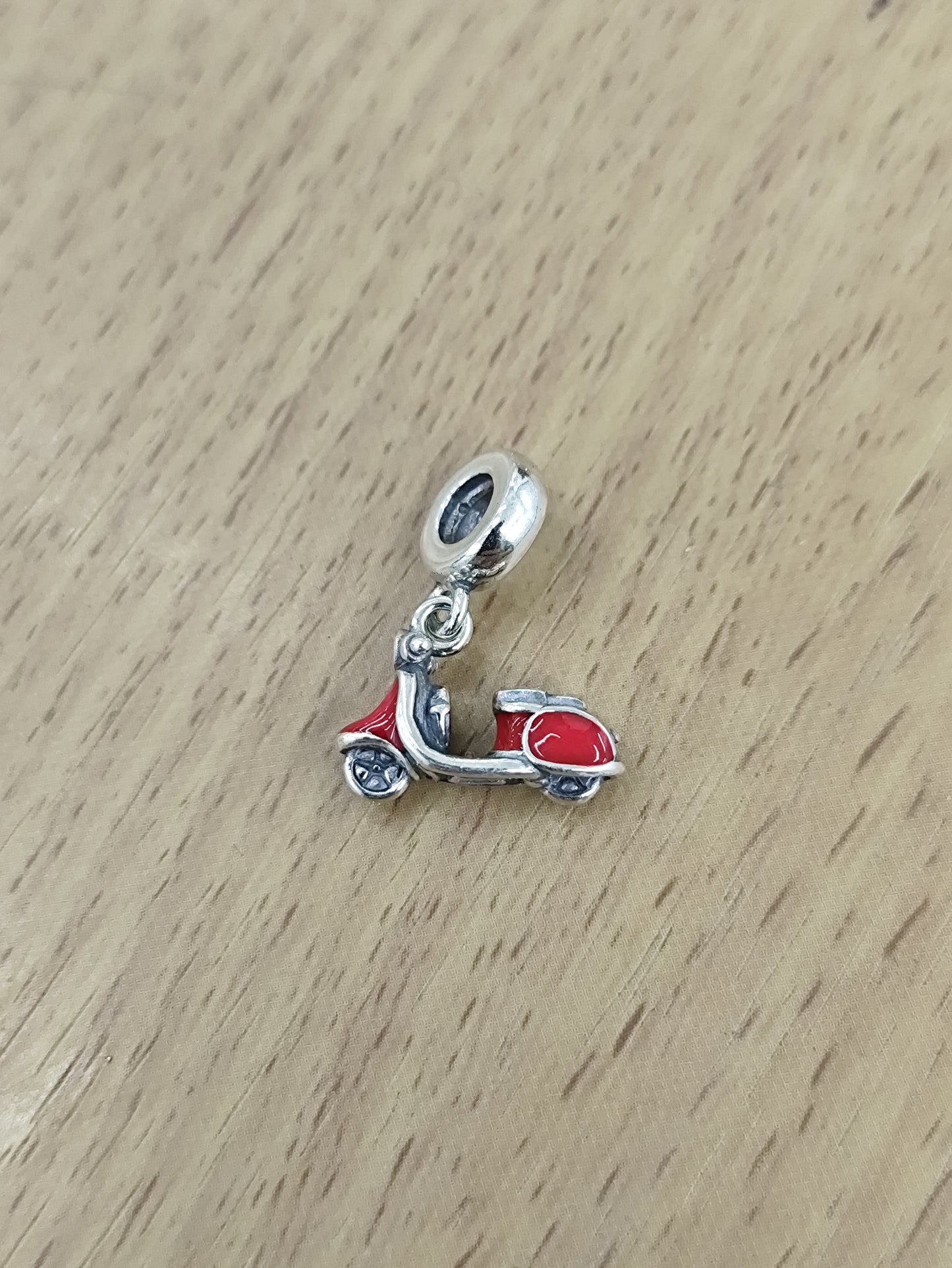 TMPCH007 Dije Charm Pand Moto Vespa Italy en Plata Fina .925