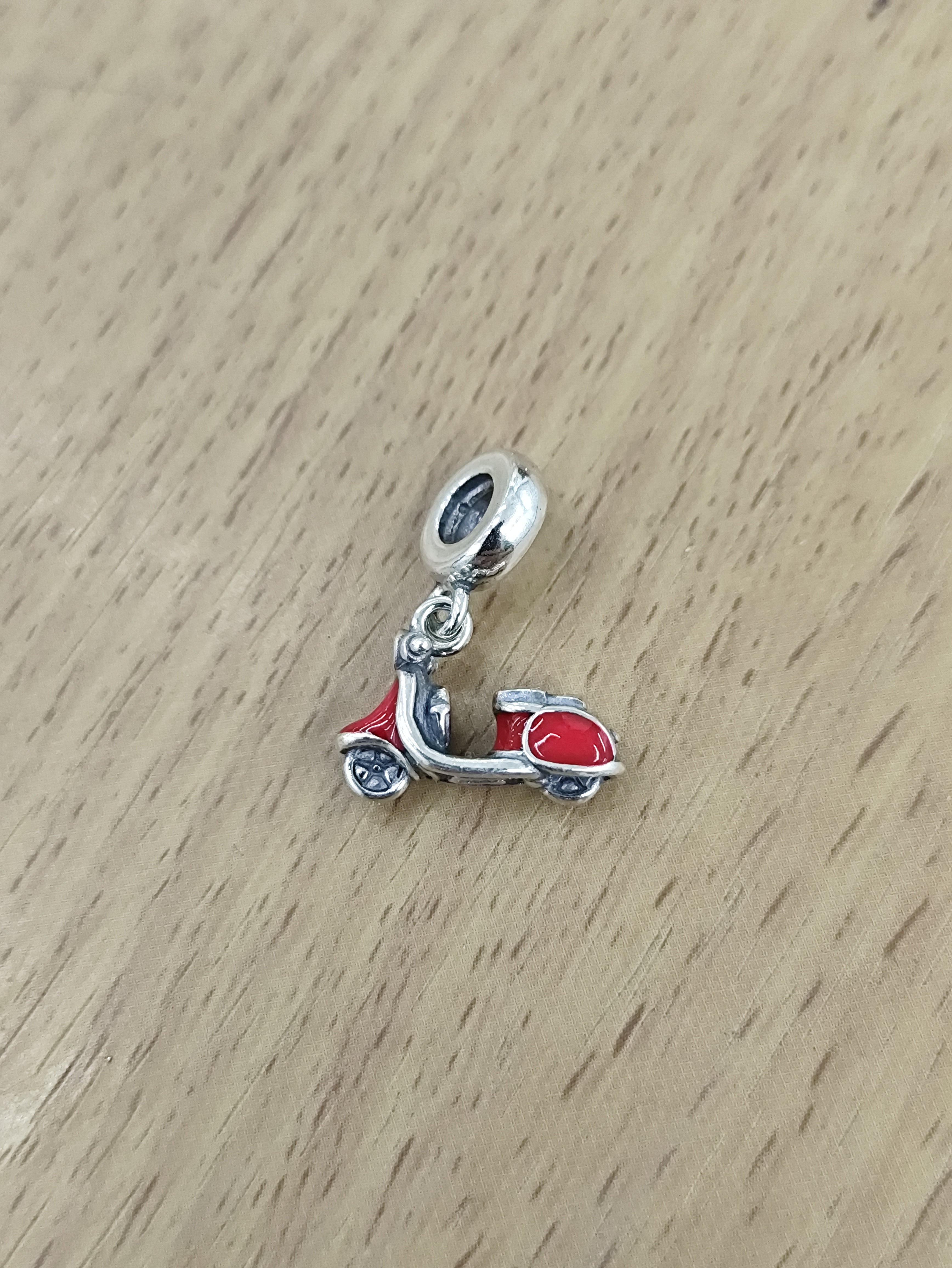 TMPCH007 Dije Charm Pand Moto Vespa Italy en Plata Fina .925