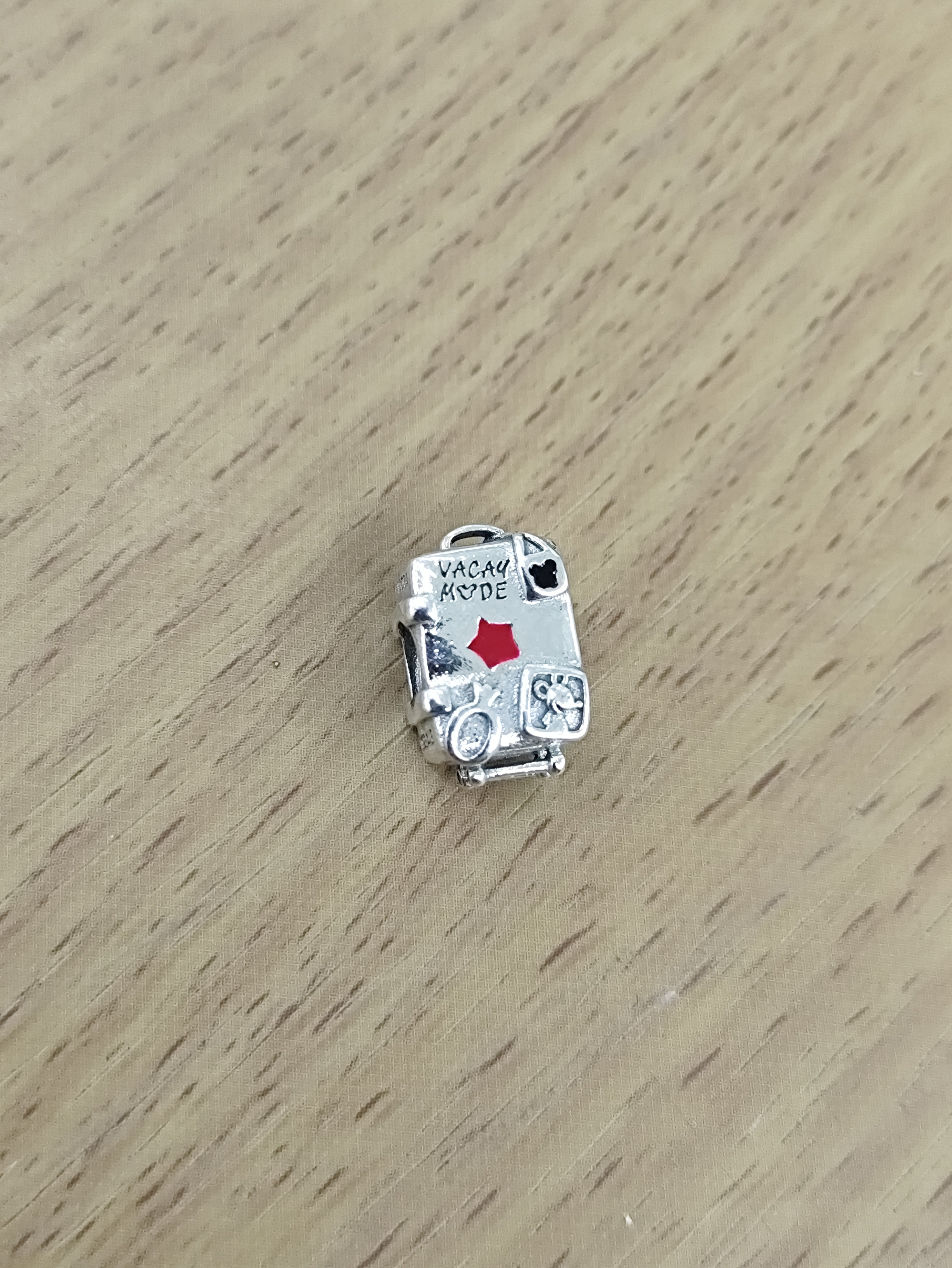 TMPCH008 Dije Charm Pand Maleta Vacay Mode en Plata Fina .925
