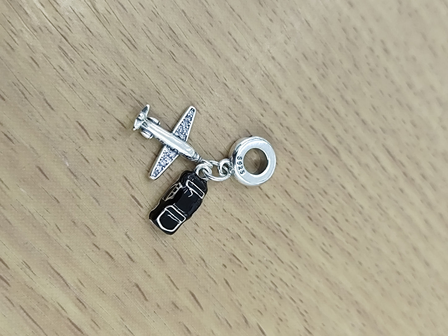 TMPCH009 Dije Charm Pand Avión con Zirconias y Coche Negro en Plata Fina .925