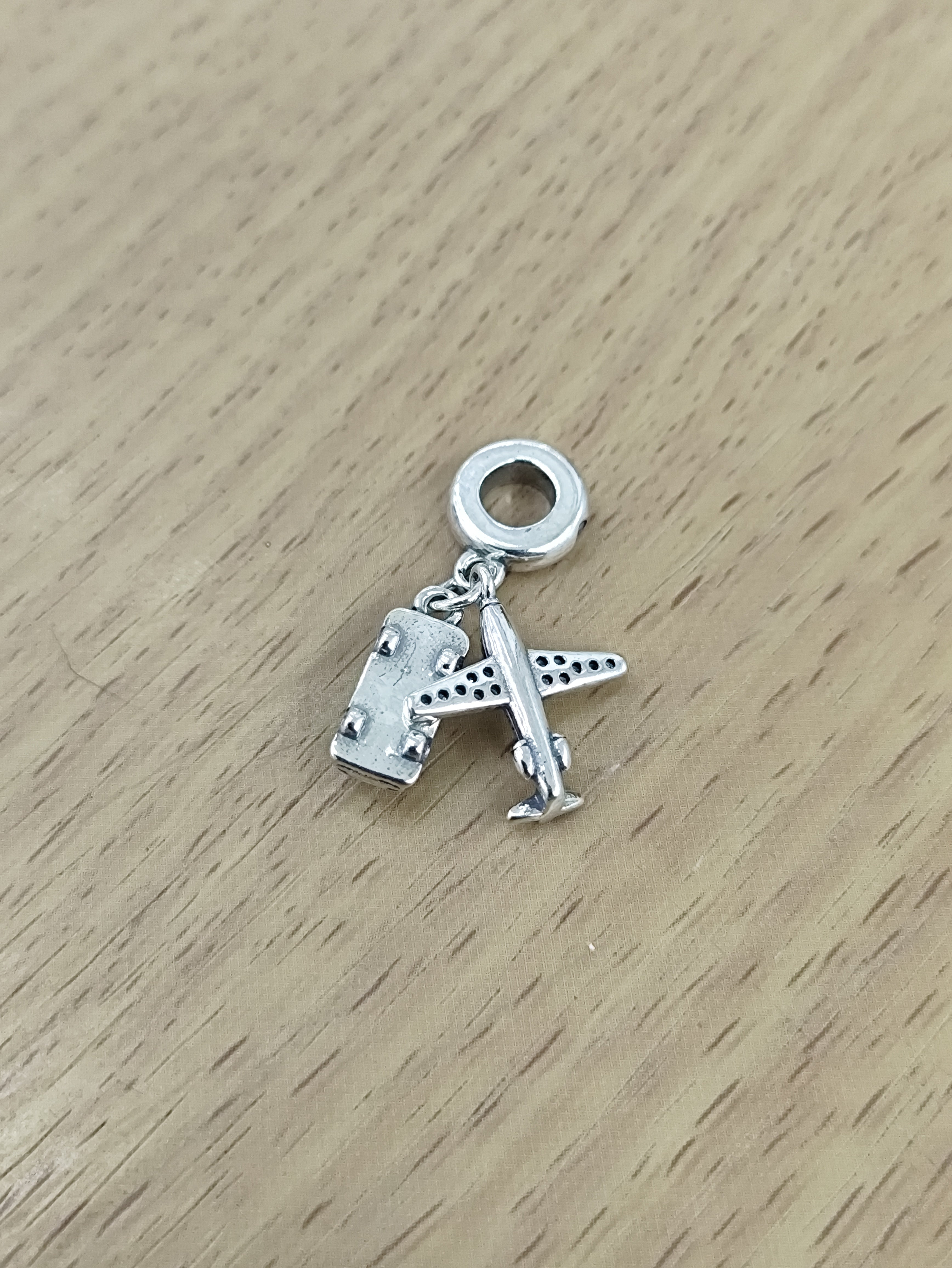 TMPCH009 Dije Charm Pand Avión con Zirconias y Coche Negro en Plata Fina .925