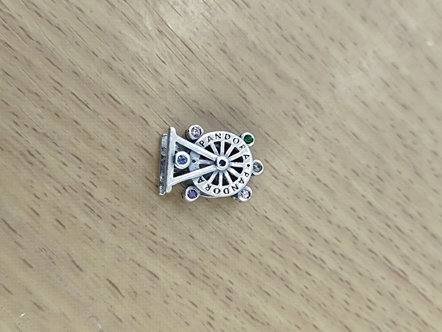 TMPCH014 Dije Charm Pand Rueda de la Fortuna Multicolor en Plata Fina .925