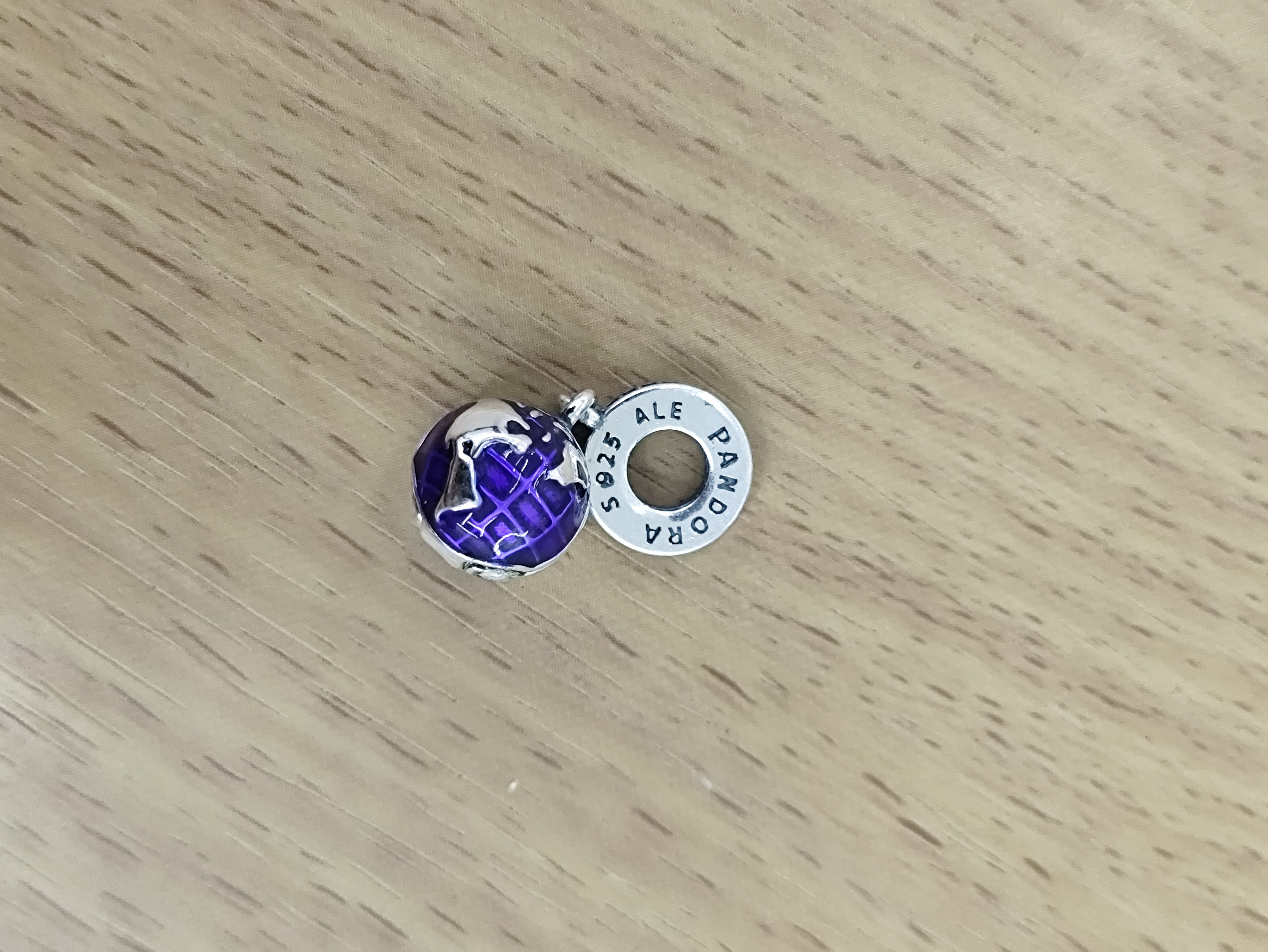 TMPCH016 Dije Charm Pand Mundo Colgante Esmalte Morado en Plata Fina .925