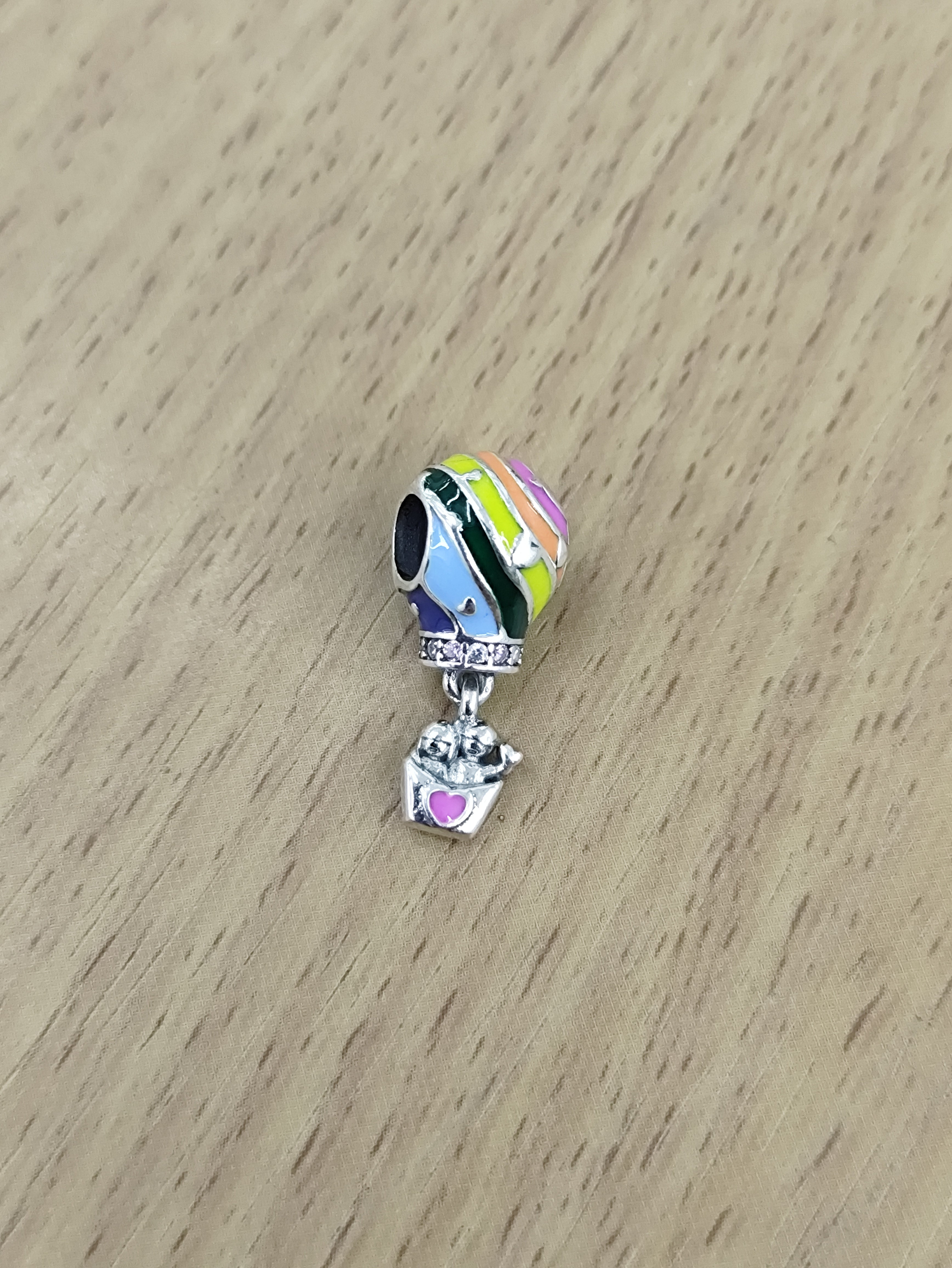 TMPCH018 Dije Charm Pand Globo Aerostático Multicolor Corazones en Plata Fina .925