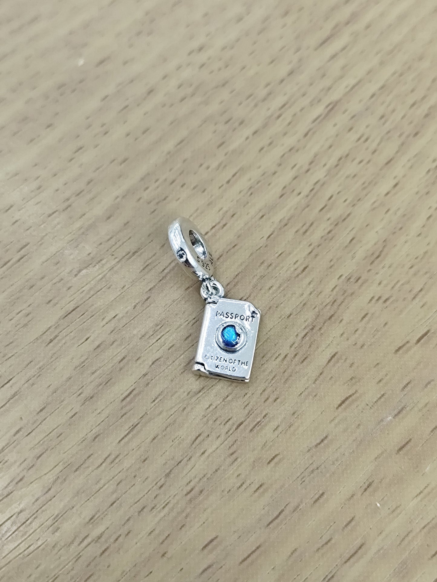 TMPCH019 Dije Charm Pand Pasaporte Piedra Azul en Plata Fina .925
