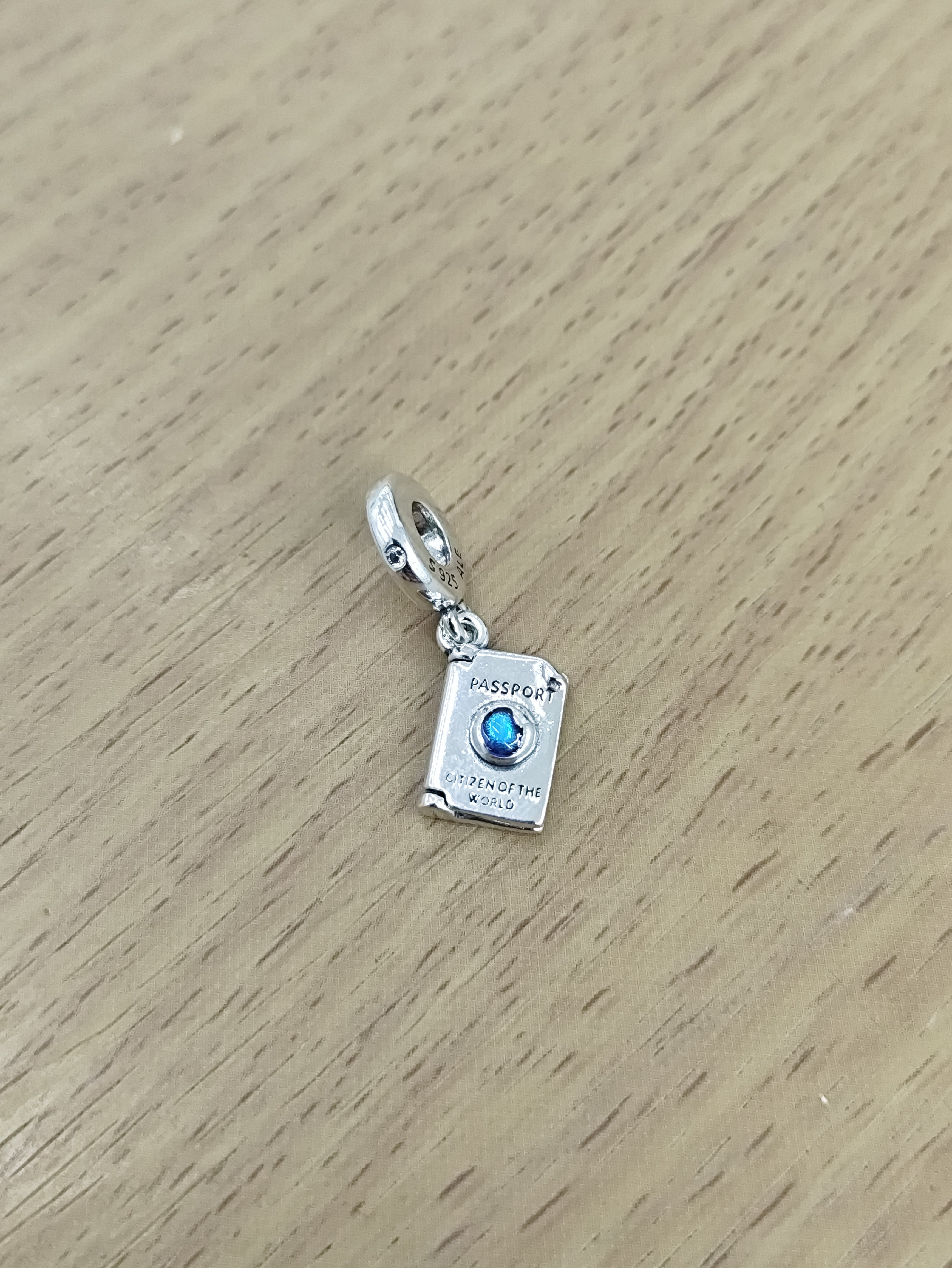 TMPCH019 Dije Charm Pand Pasaporte Piedra Azul en Plata Fina .925