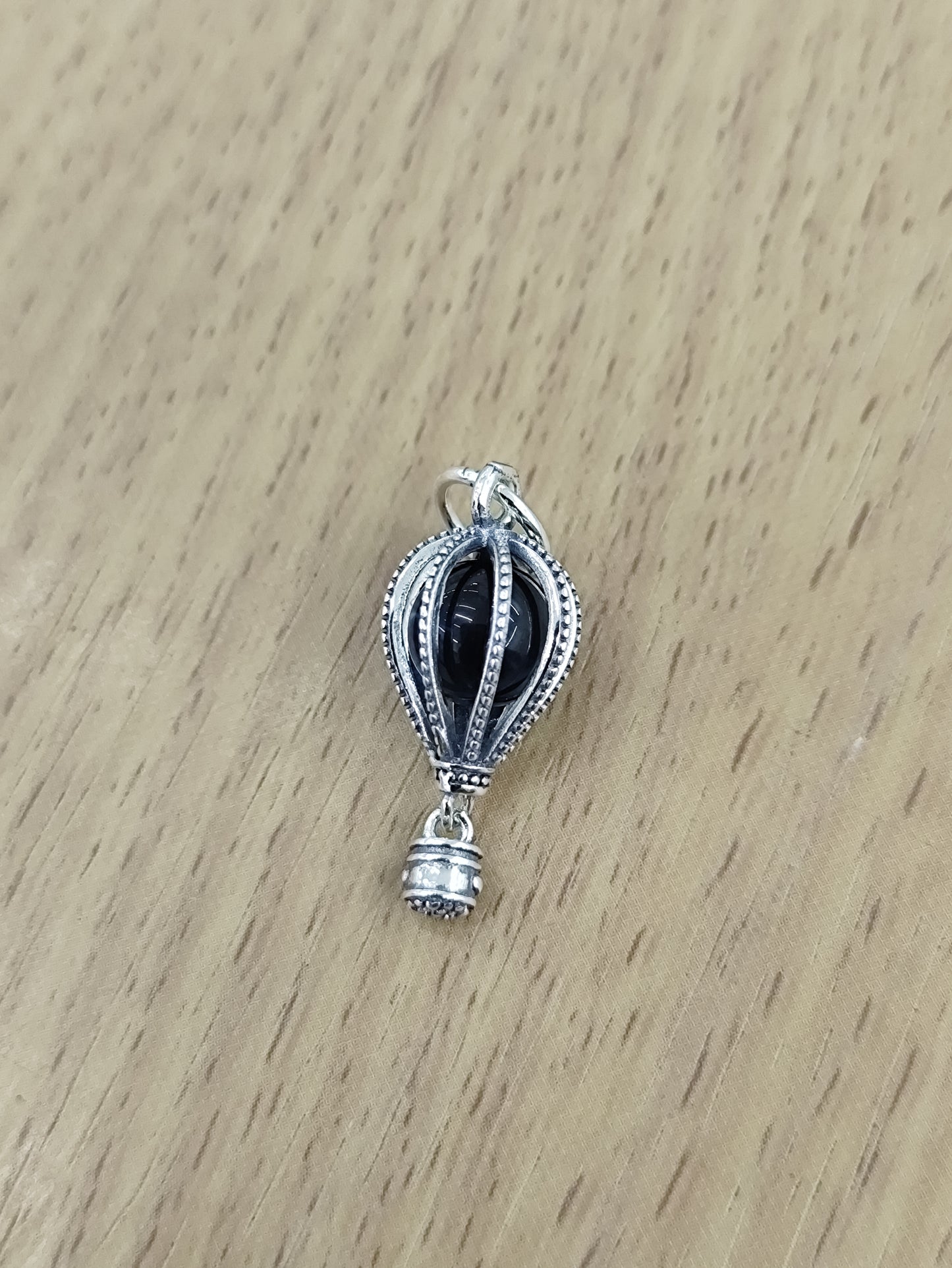 TMPCH022 Dije Charm Pand Globo Aerostático Piedra Redonda Negra en Plata Fina .925