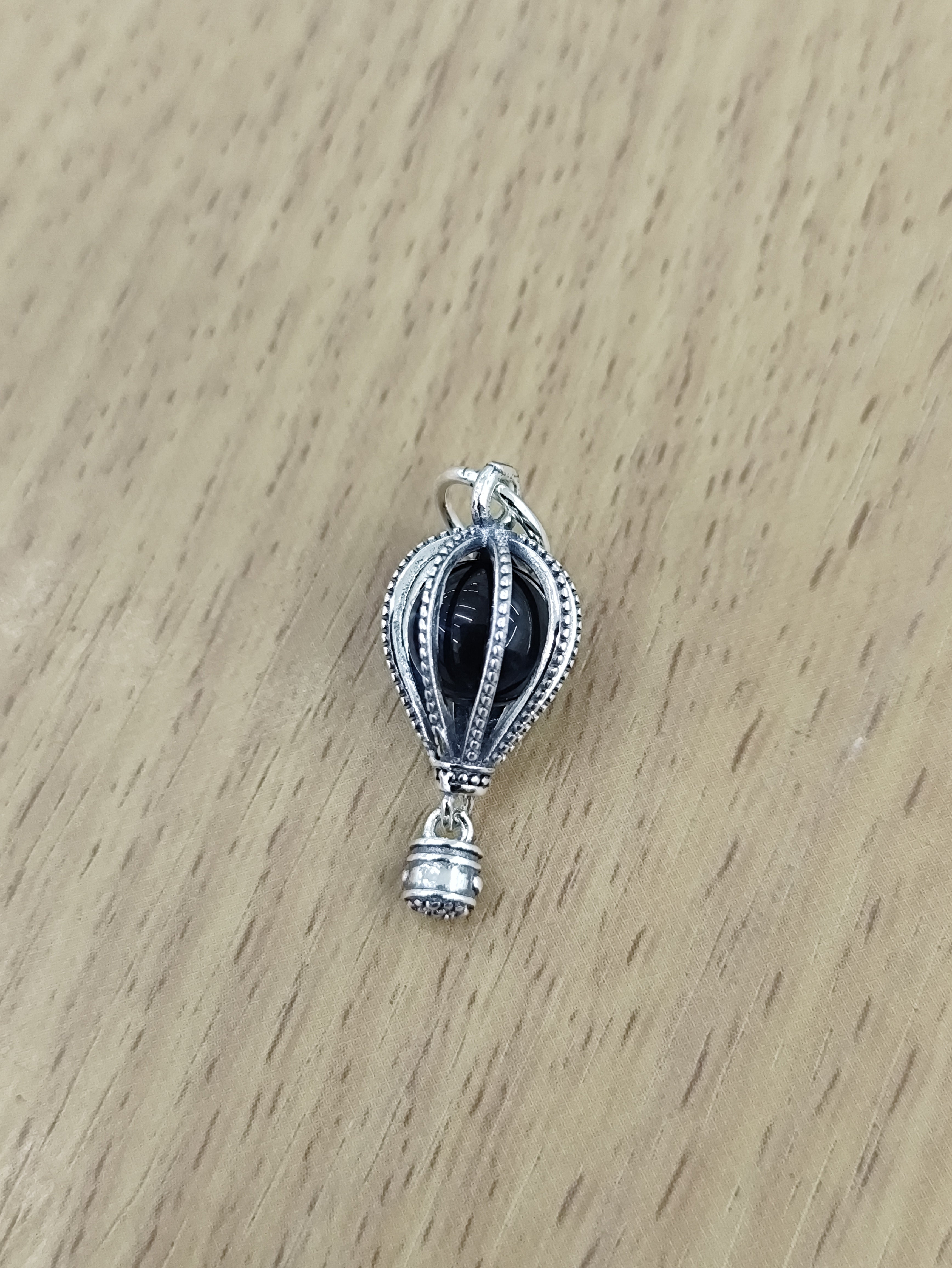 TMPCH022 Dije Charm Pand Globo Aerostático Piedra Redonda Negra en Plata Fina .925