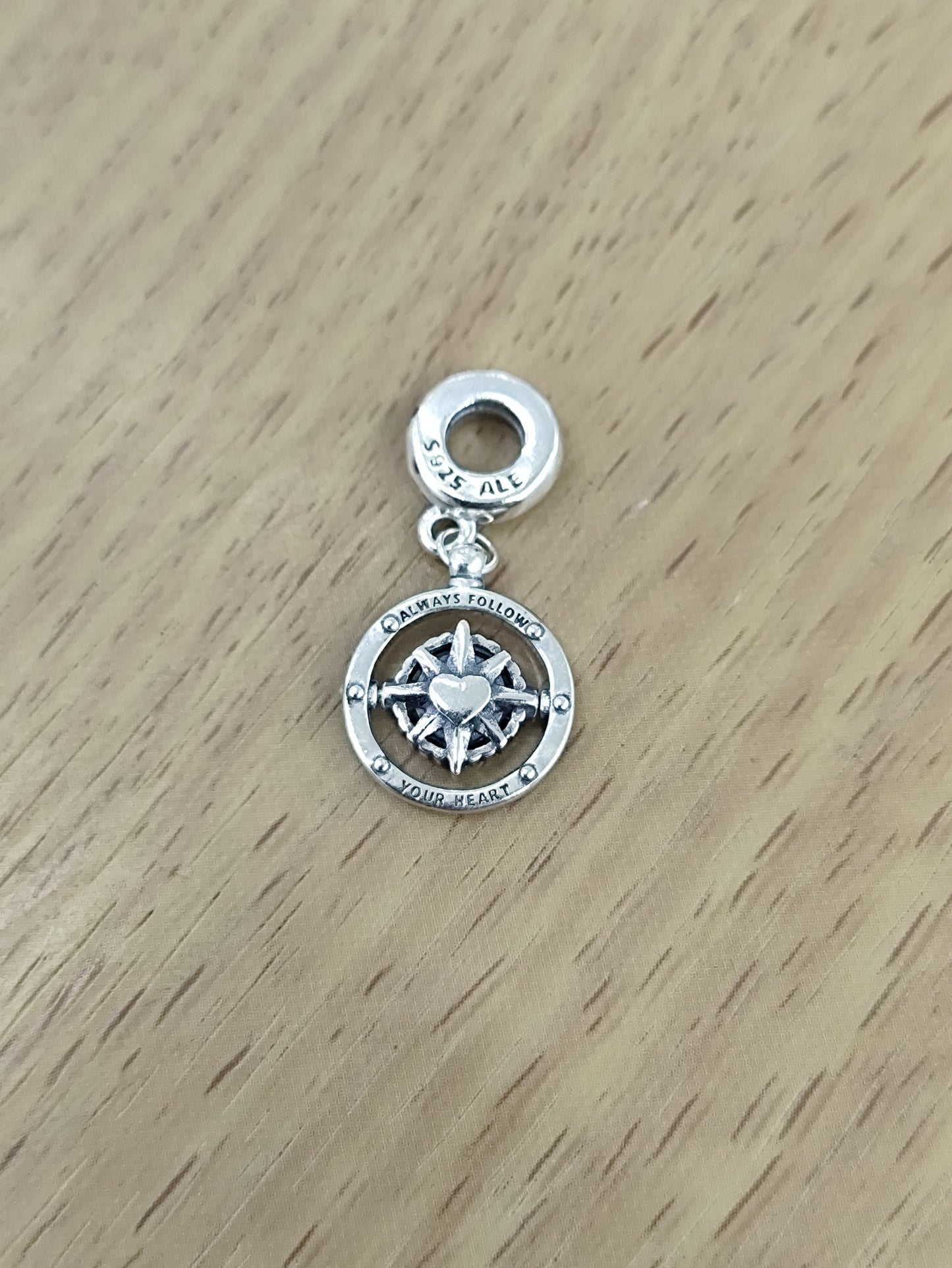 TMPCH023 Dije Charm Pand Brújula Corazón con Zirconia Morada en Plata Fina .925
