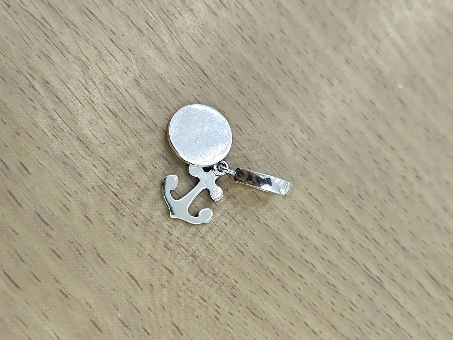 TMPCH024 Dije Charm Pand Ancla con Esmalte Blanco en Plata Fina .925