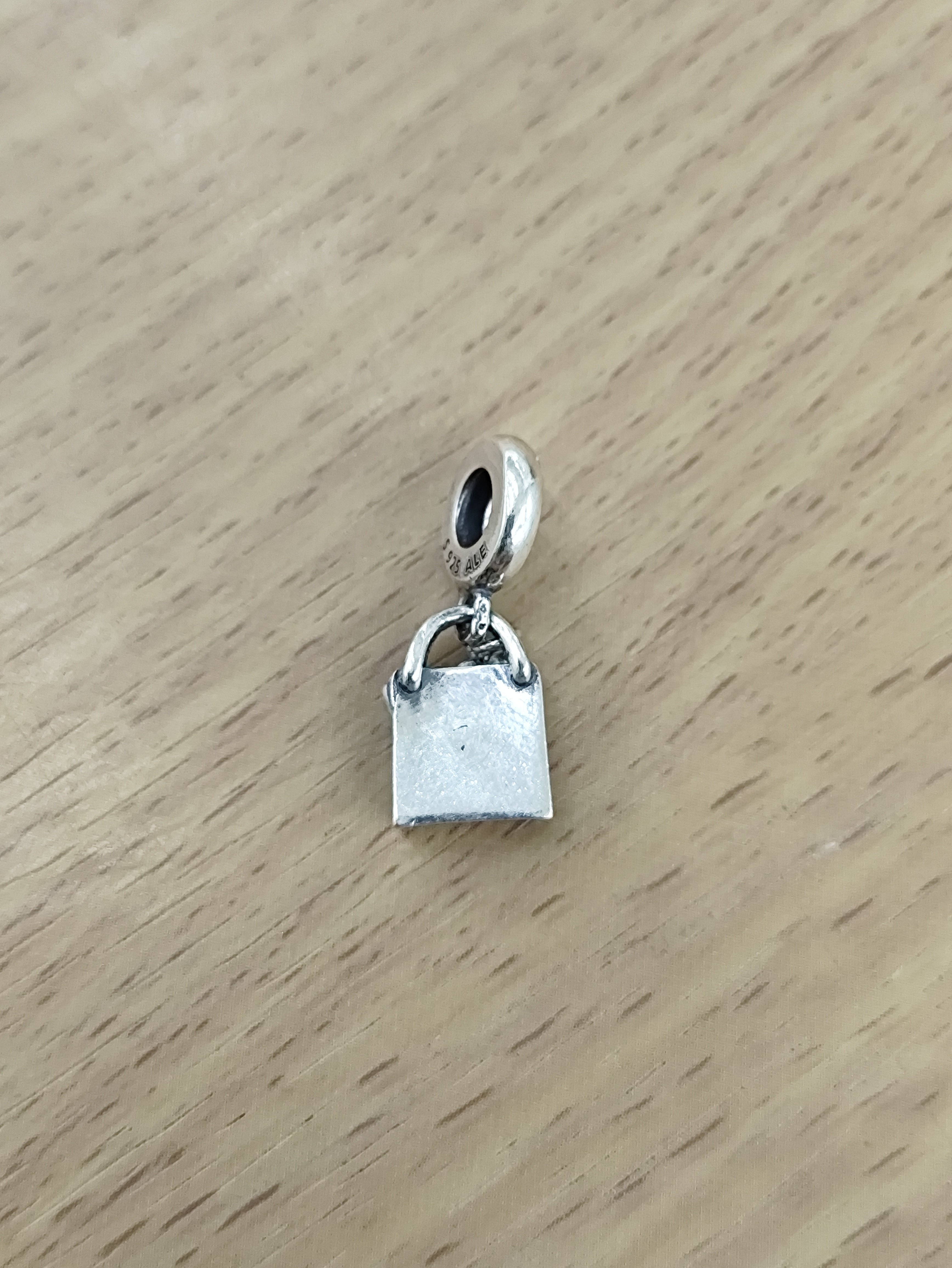 TMPCH025 Dije Charm Pand Bolsa de Regalo Con Moño en Plata Fina .925