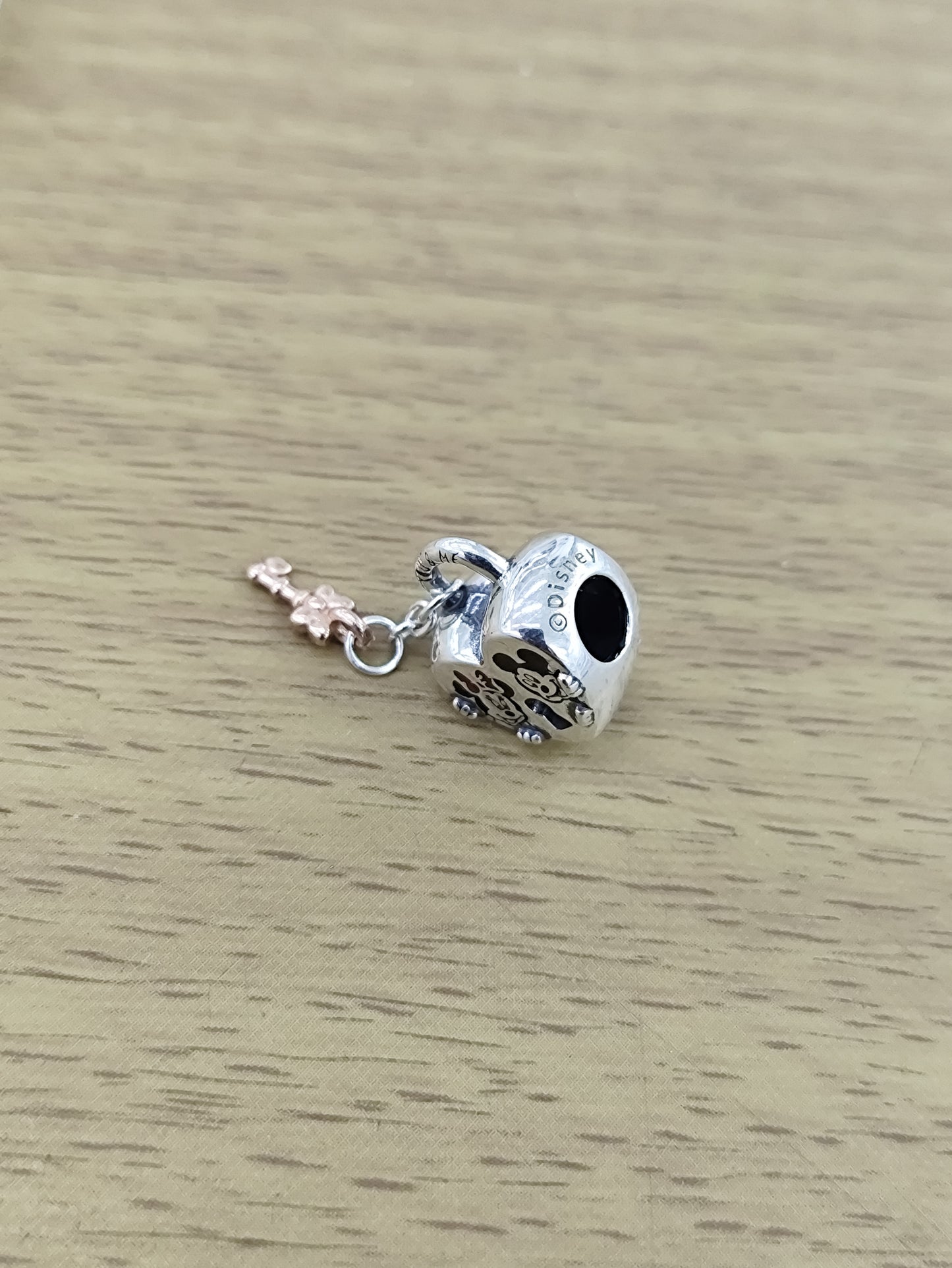 TMPCH027 Dije Charm Pand Corazón con Llave Minnie y Mickey en Plata Fina .925
