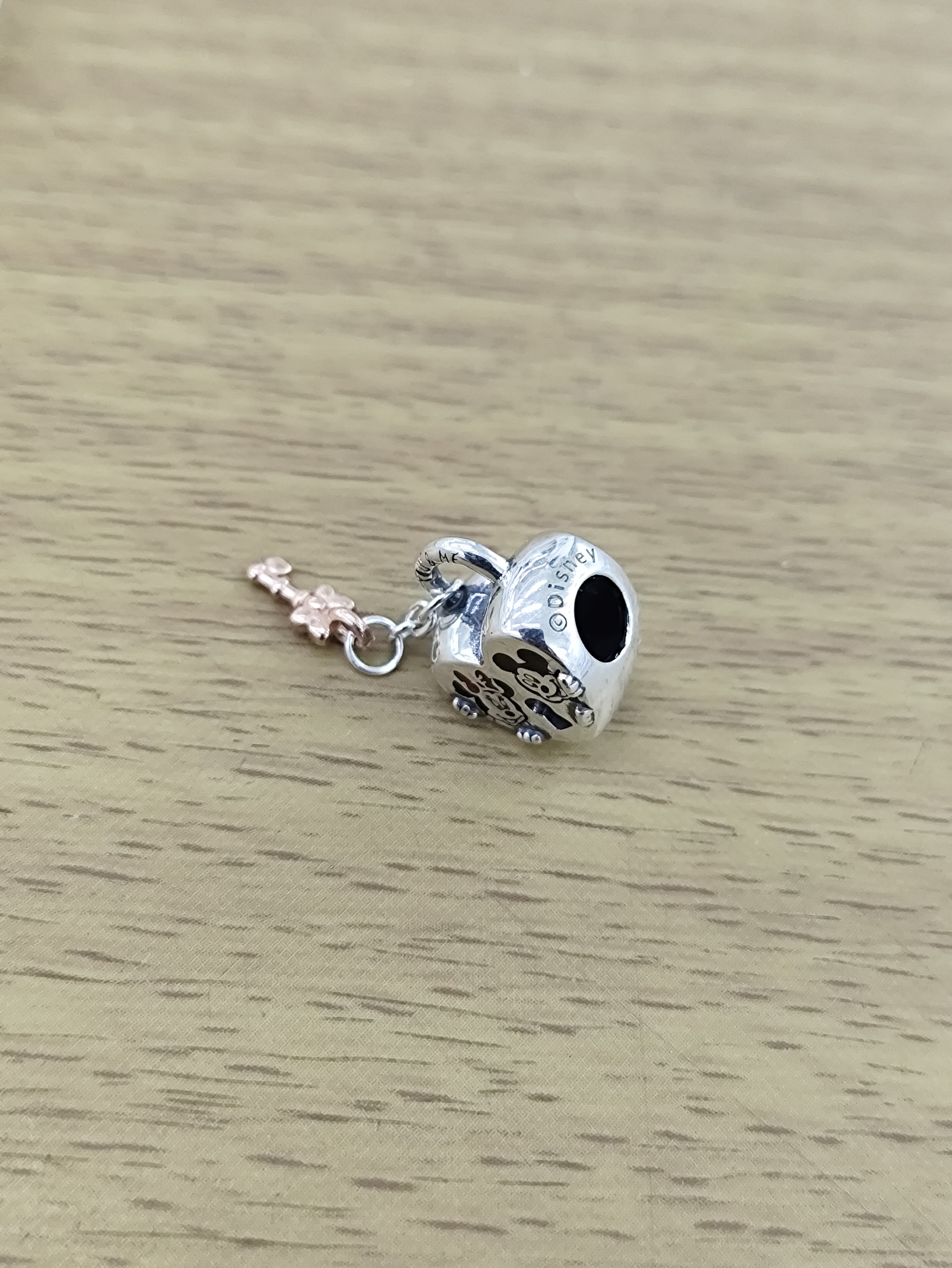 TMPCH027 Dije Charm Pand Corazón con Llave Minnie y Mickey en Plata Fina .925