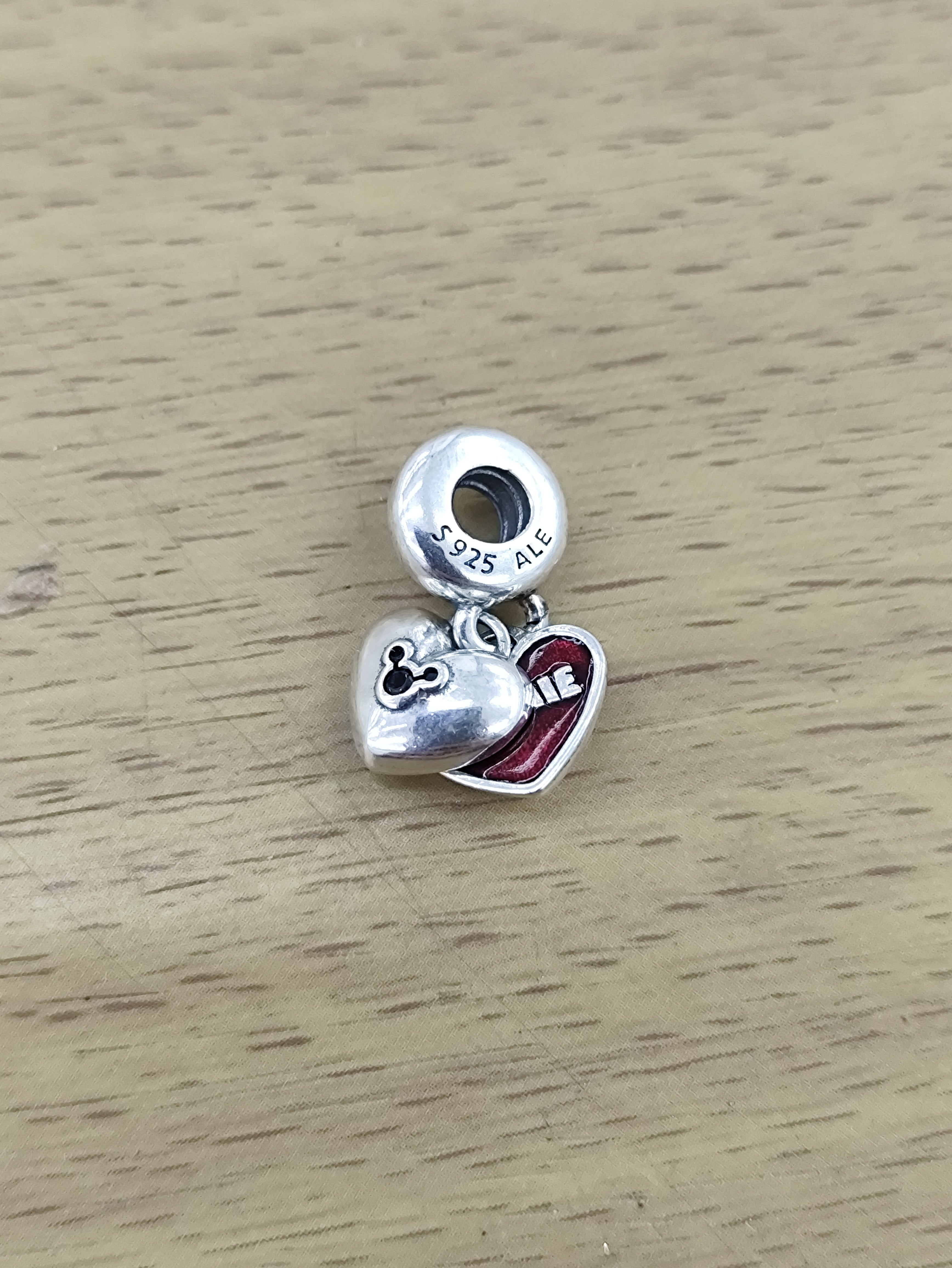 TMPCH029 Dije Charm Pand Corazón Dividido Minnie y Mickey Esmalte Rojo en Plata Fina .925