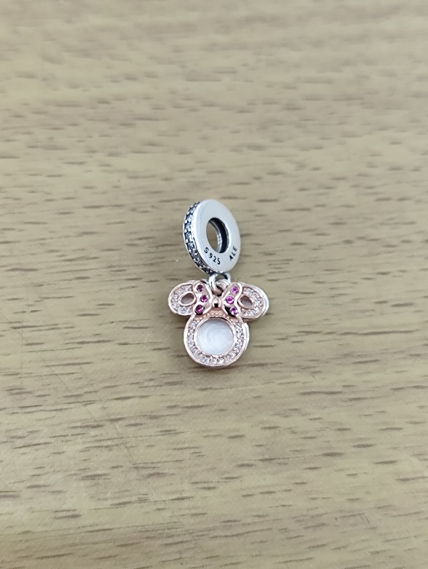 TMPCH030 Dije Charm Pand Silueta Minnie Plata Rosa con Zirconia Fondo Blanco en Plata Fina .925