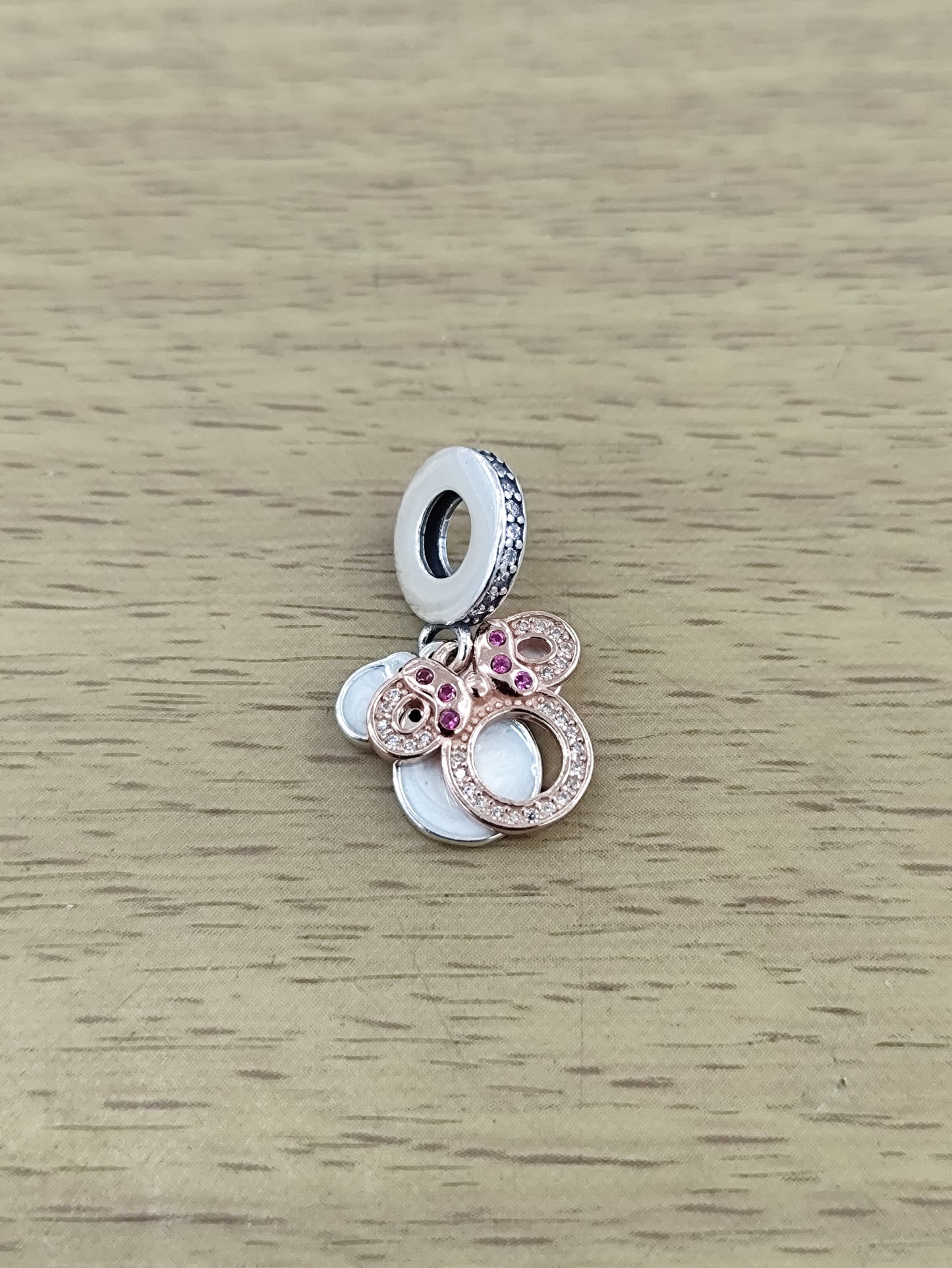 TMPCH030 Dije Charm Pand Silueta Minnie Plata Rosa con Zirconia Fondo Blanco en Plata Fina .925