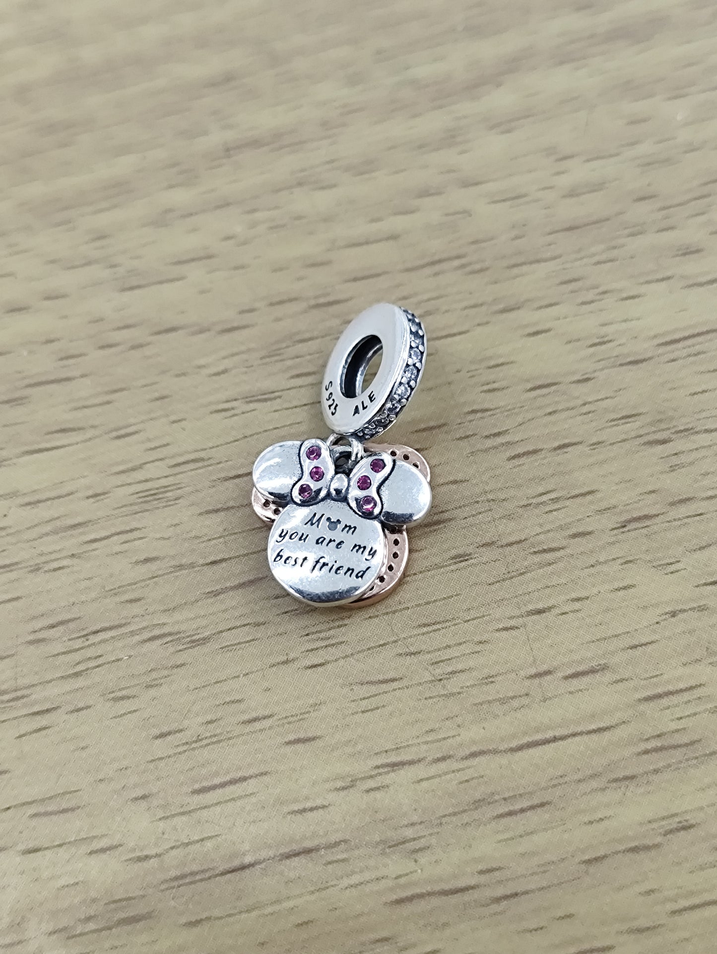 TMPCH030 Dije Charm Pand Silueta Minnie Plata Rosa con Zirconia Fondo Blanco en Plata Fina .925