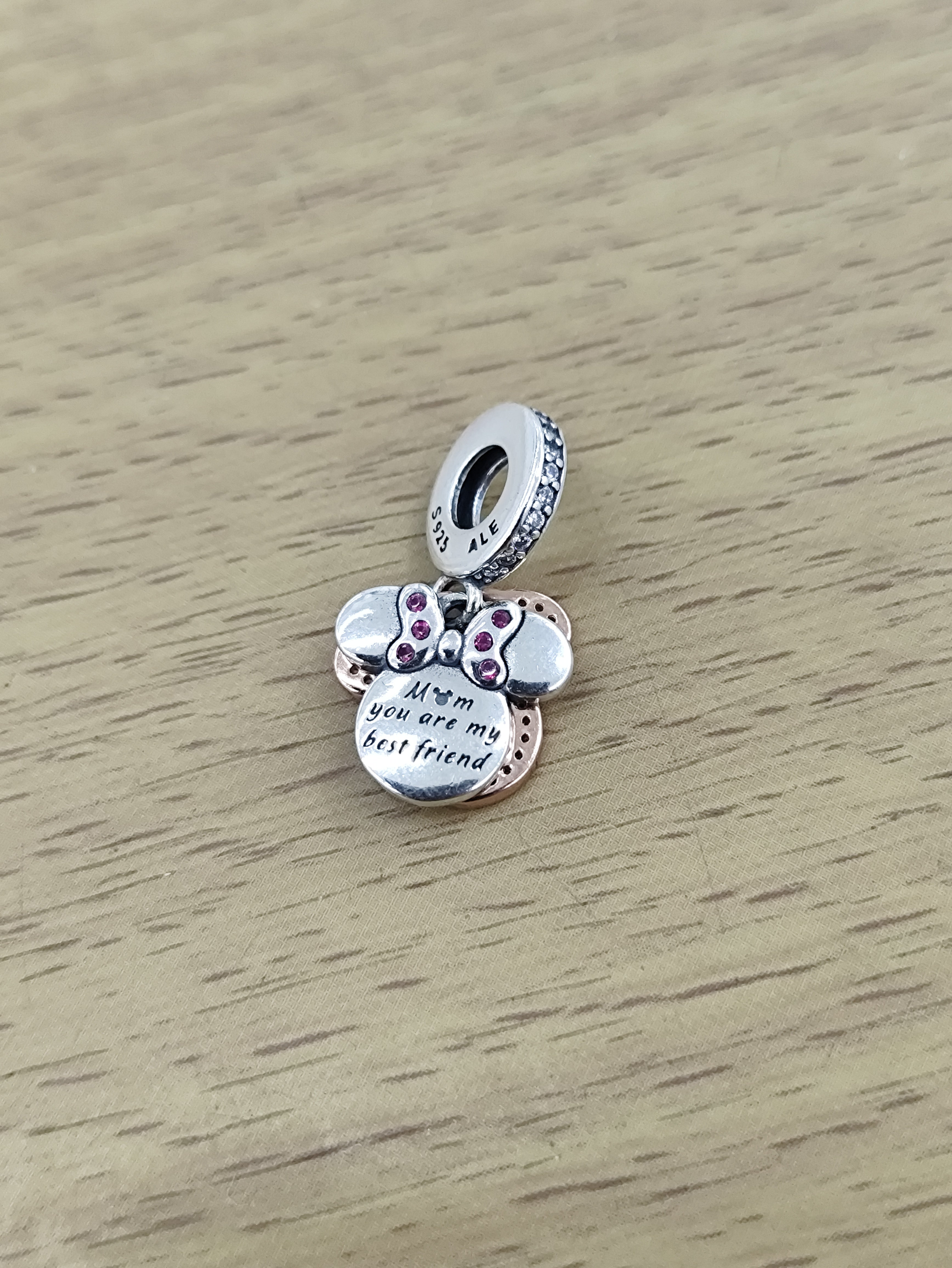 TMPCH030 Dije Charm Pand Silueta Minnie Plata Rosa con Zirconia Fondo Blanco en Plata Fina .925