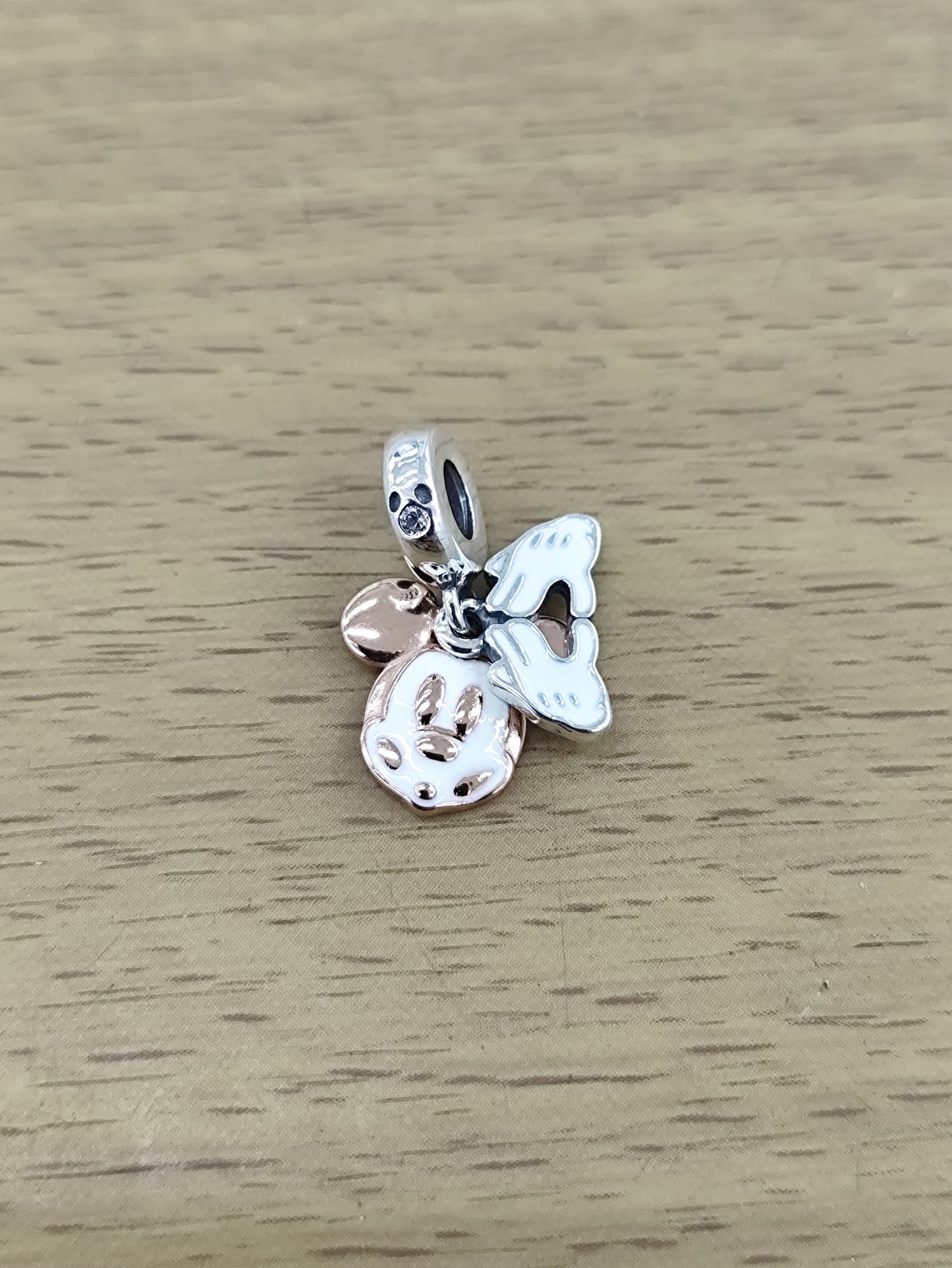 TMPCH031 Dije Charm Pand Mickey Manos Plata Rosa con Esmalte Blanco en Plata Fina .925