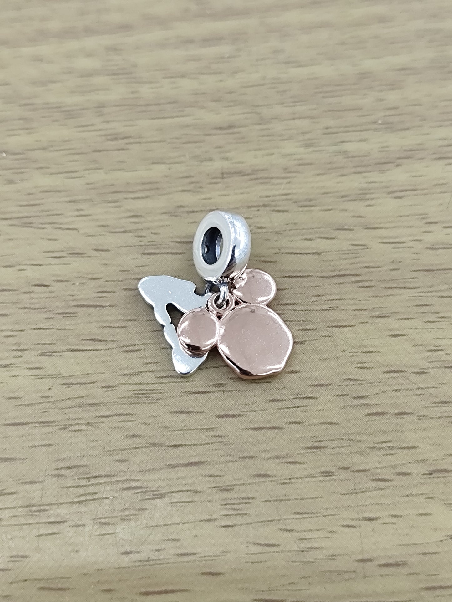 TMPCH031 Dije Charm Pand Mickey Manos Plata Rosa con Esmalte Blanco en Plata Fina .925