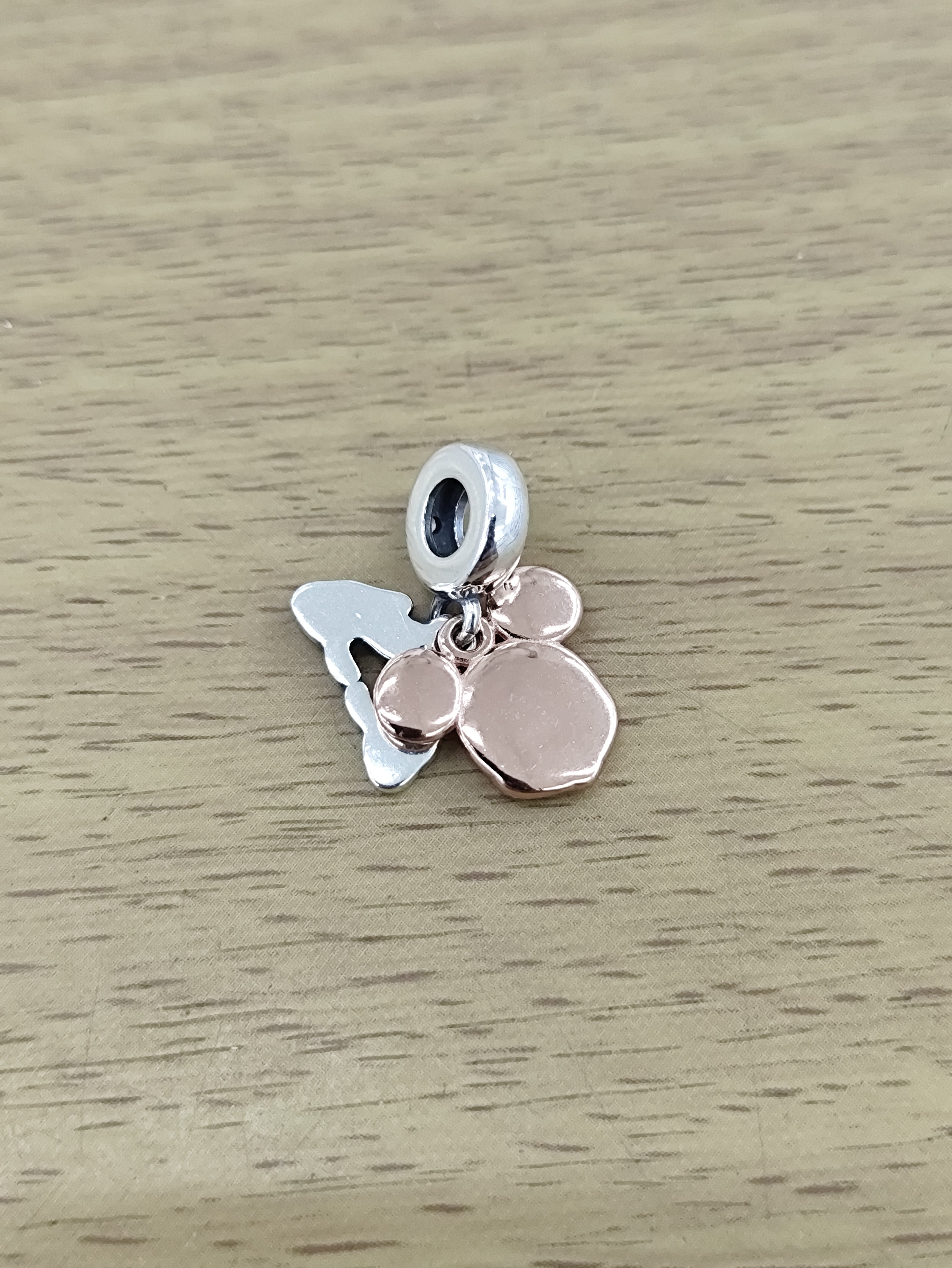 TMPCH031 Dije Charm Pand Mickey Manos Plata Rosa con Esmalte Blanco en Plata Fina .925