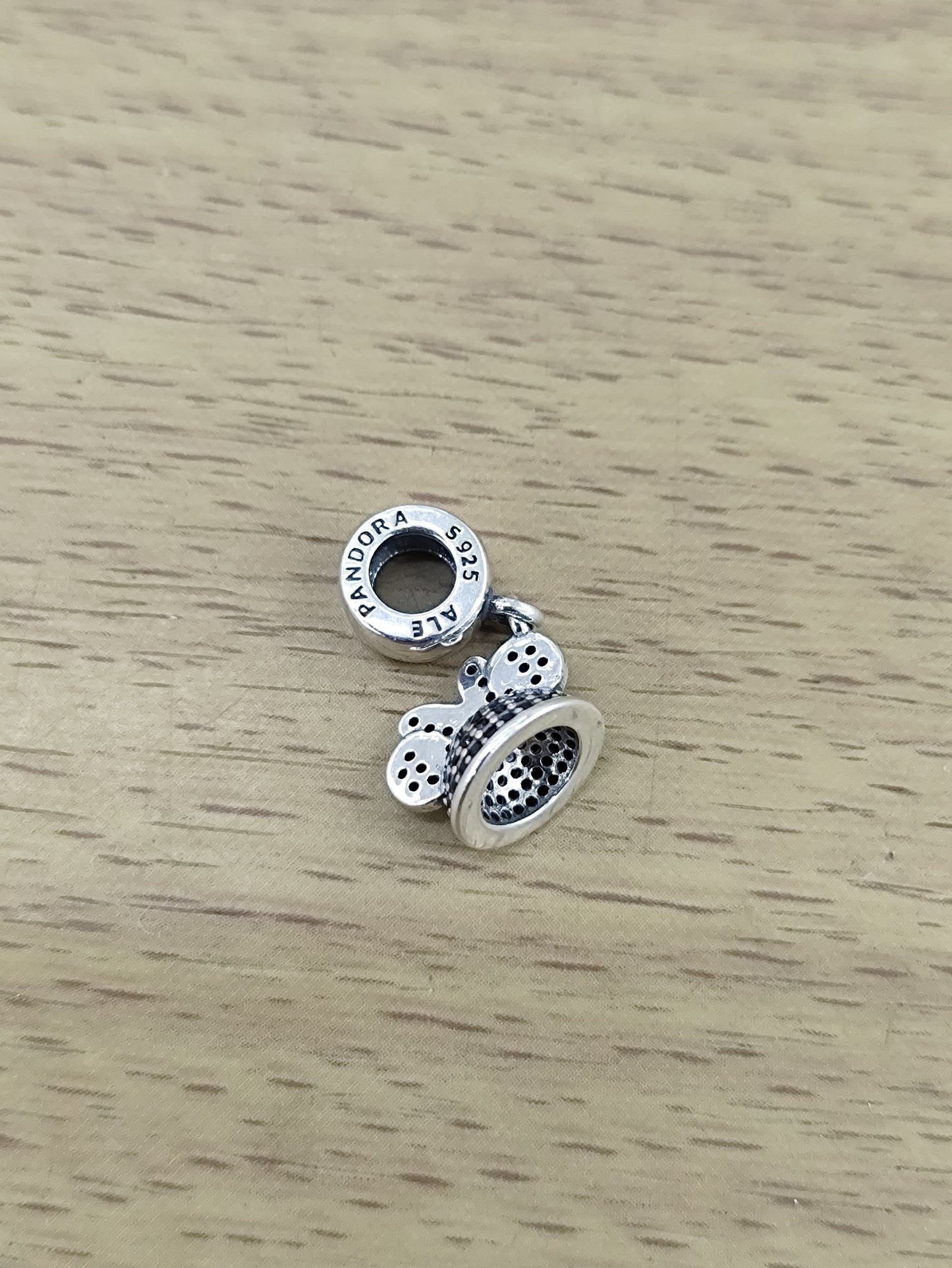 TMPCH032 Dije Charm Pand Gorrito Disney Minnie con ZIrconias en Plata Fina .925