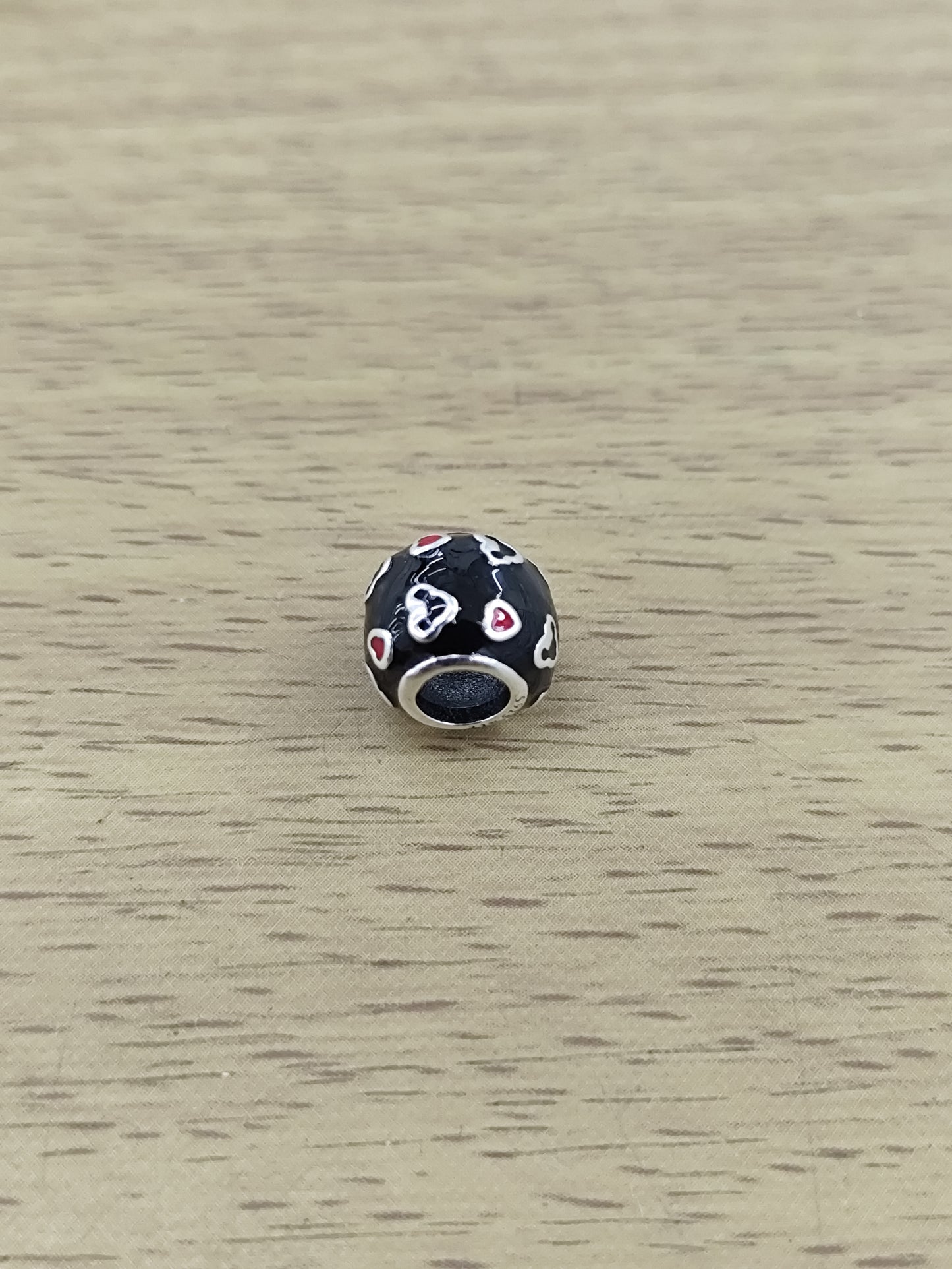 TMPCH033 Dije Charm Pand Bola de Fuego Esmalte Negro con Corazones en Plata Fina .925