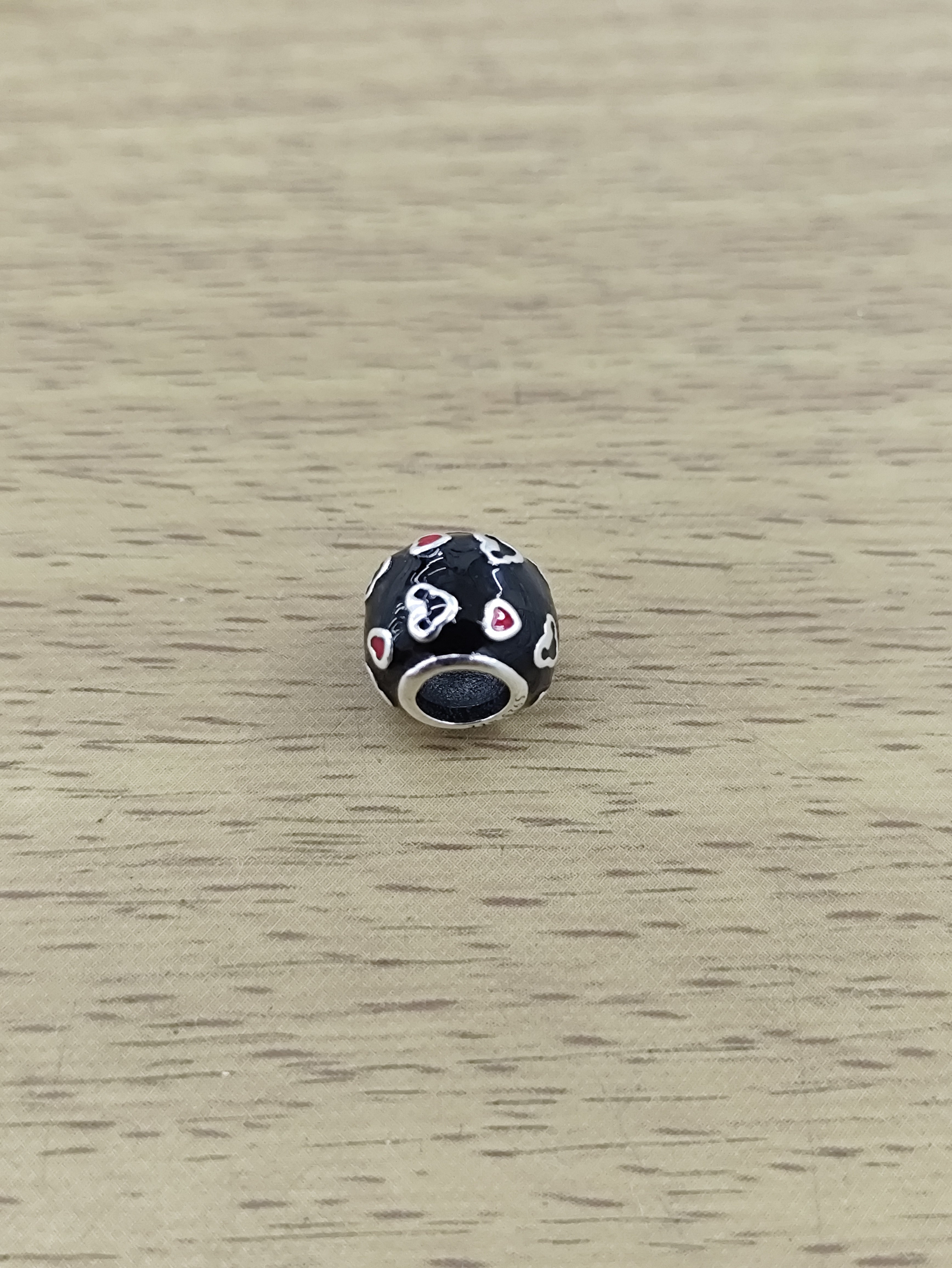TMPCH033 Dije Charm Pand Bola de Fuego Esmalte Negro con Corazones en Plata Fina .925