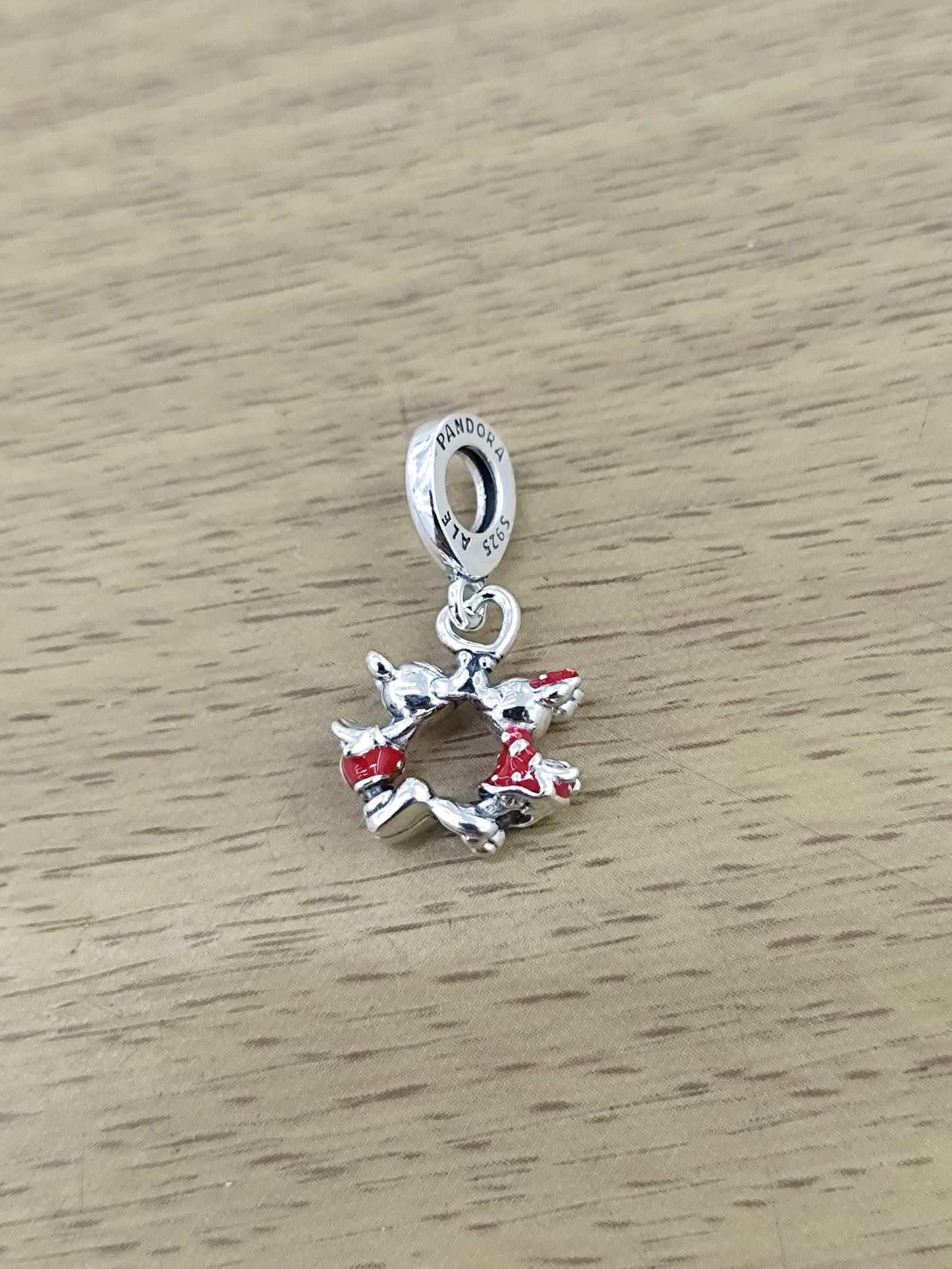TMPCH034 Dije Charm Pand Mickey y Minnie 3D Kissing en Plata Fina .925