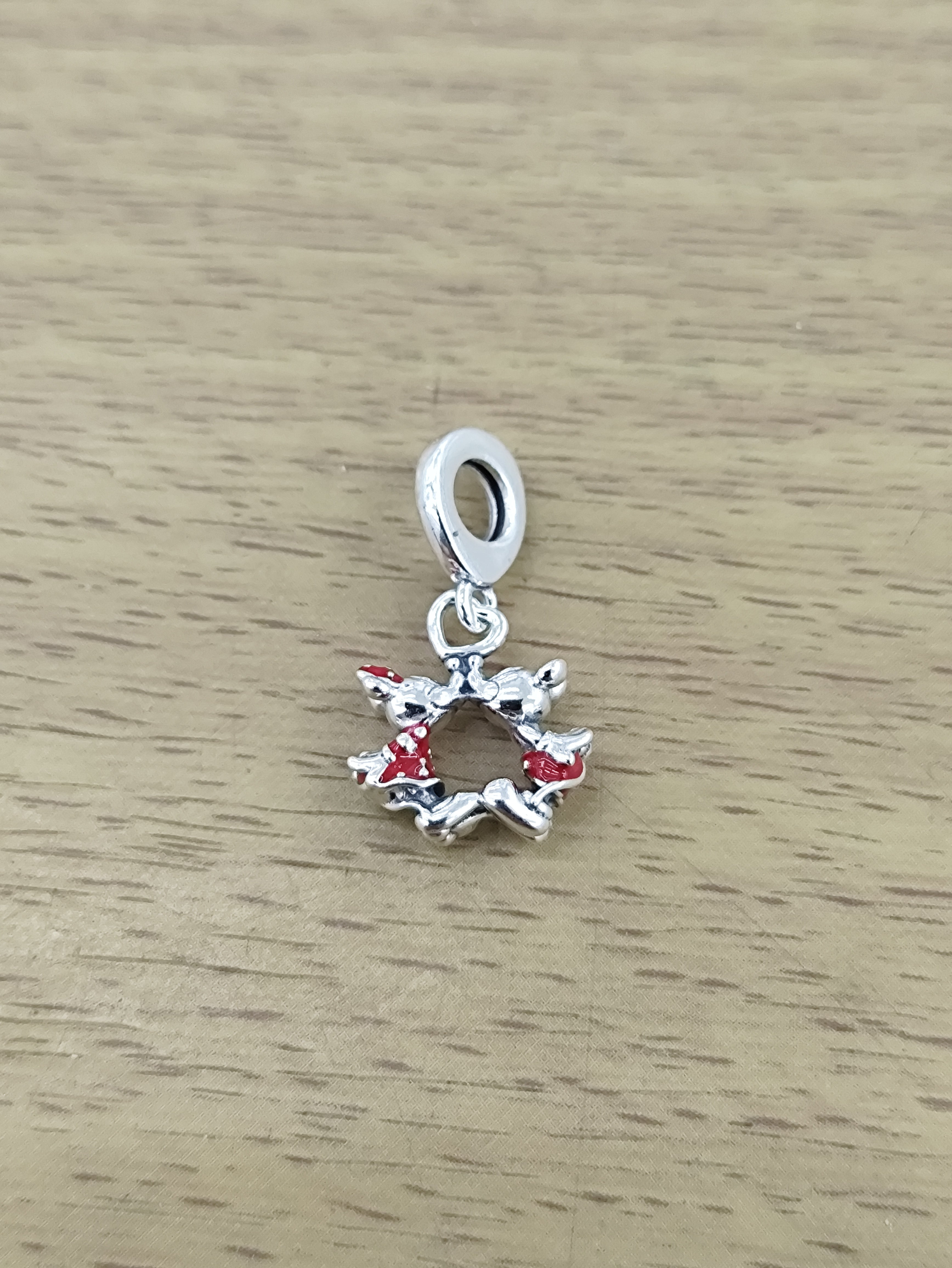 TMPCH034 Dije Charm Pand Mickey y Minnie 3D Kissing en Plata Fina .925