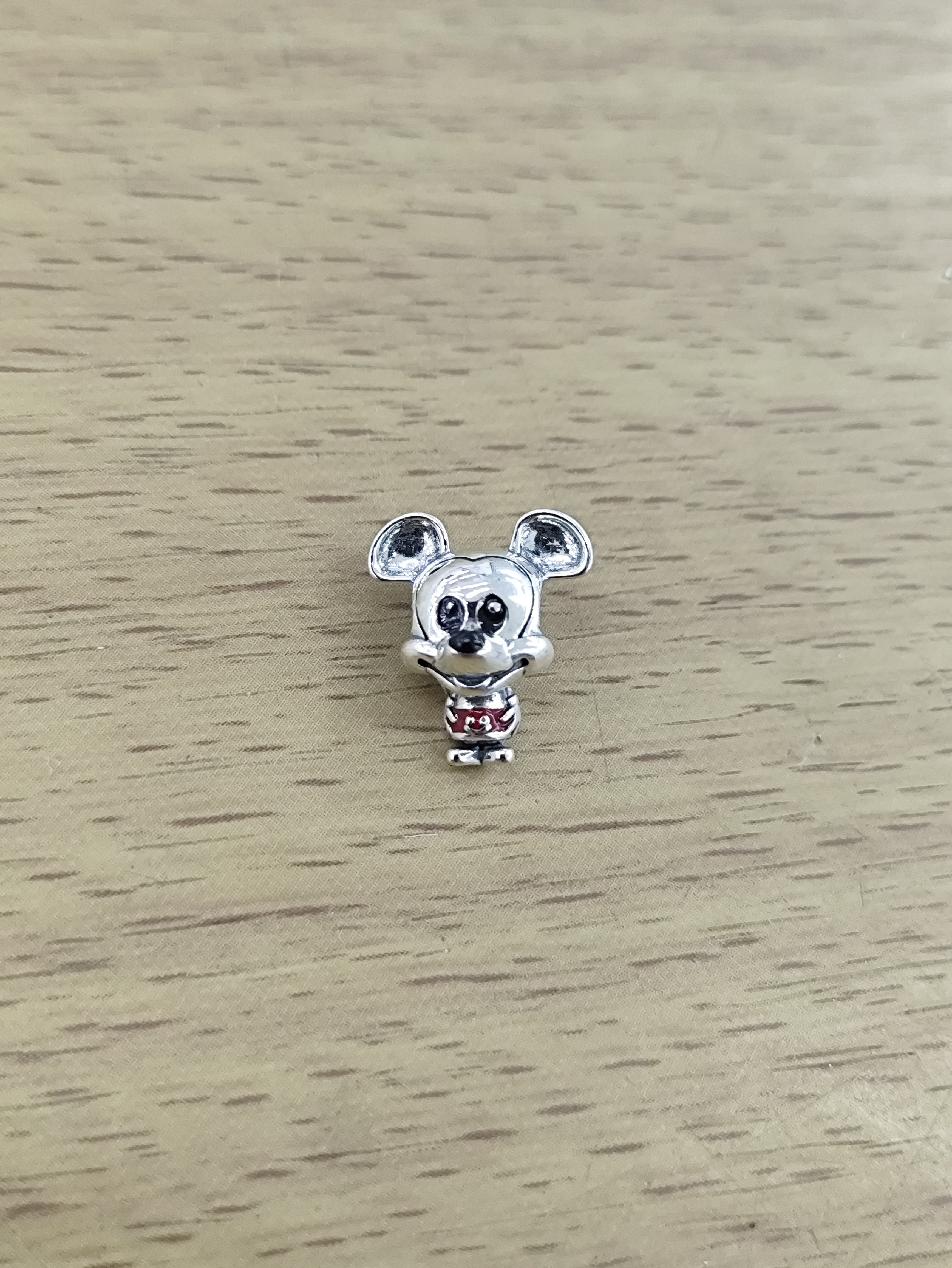 TMPCH036 Dije Charm Pand Mickey Short Rojo en Plata Fina .925