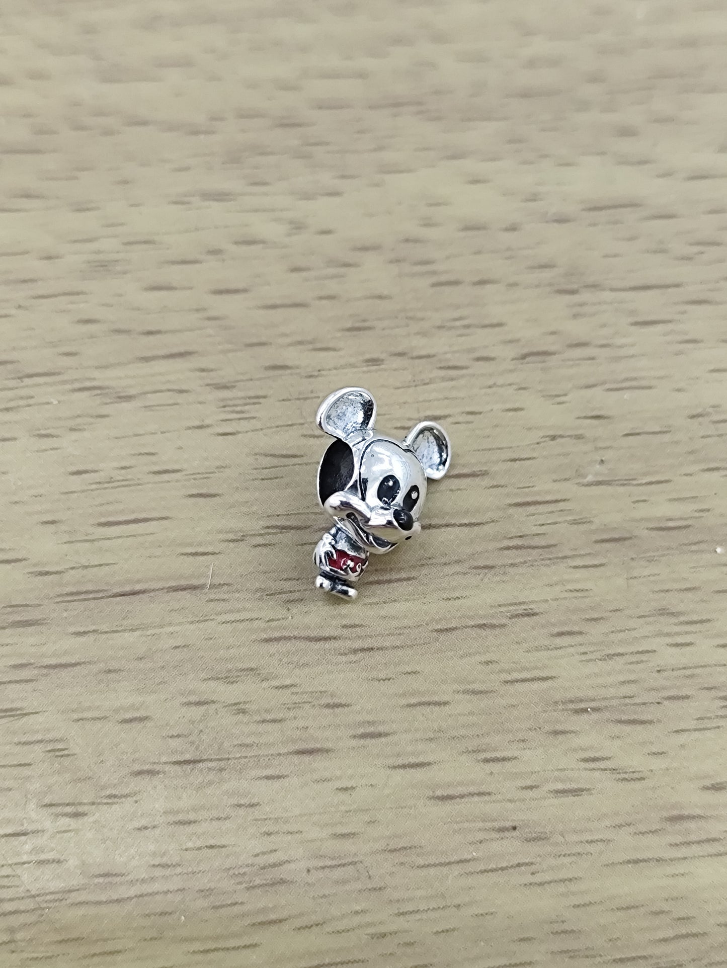 TMPCH036 Dije Charm Pand Mickey Short Rojo en Plata Fina .925
