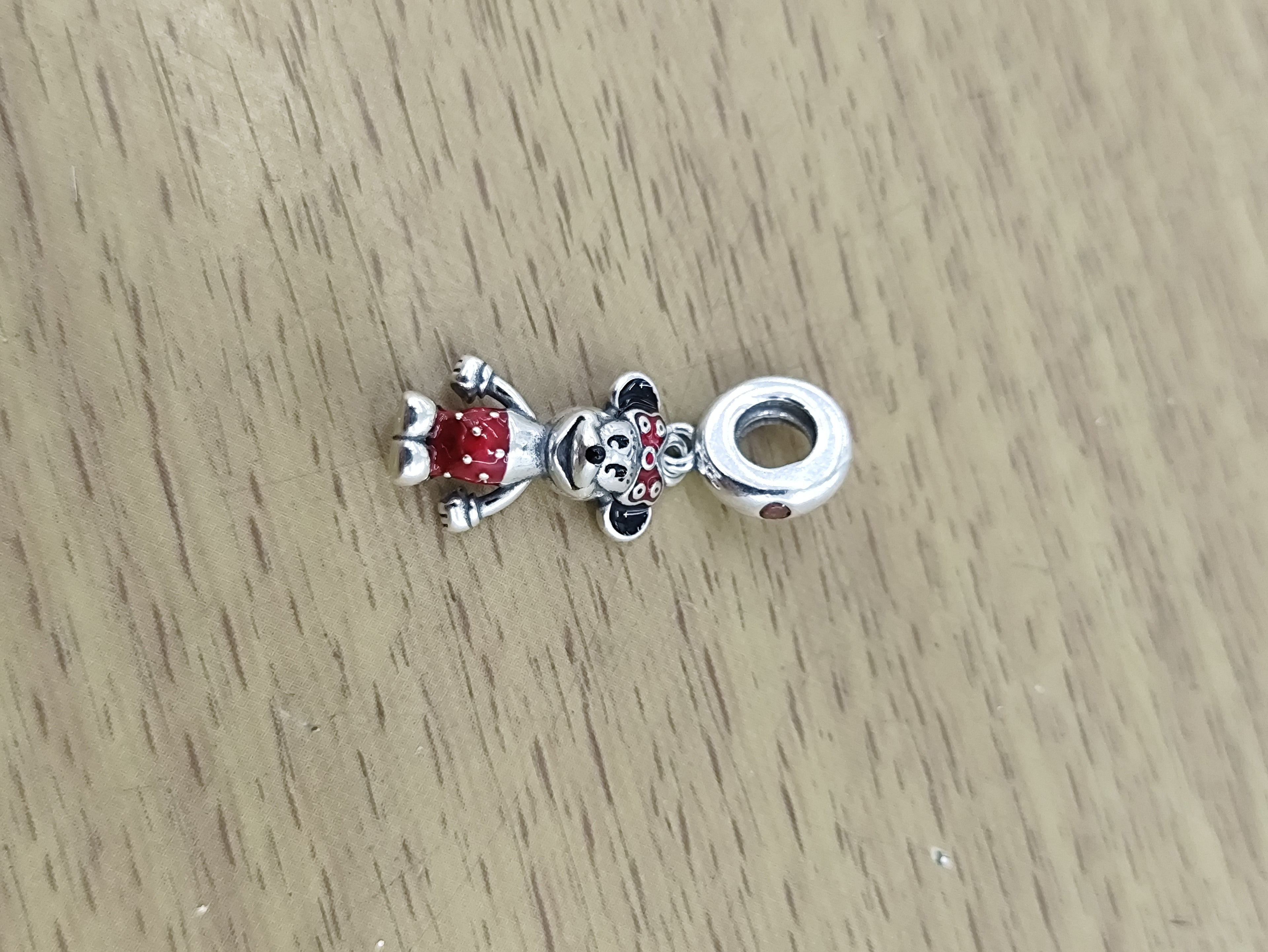 TMPCH037 Dije Charm Pand Minnie Short y Moño Rojo en Plata Fina .925