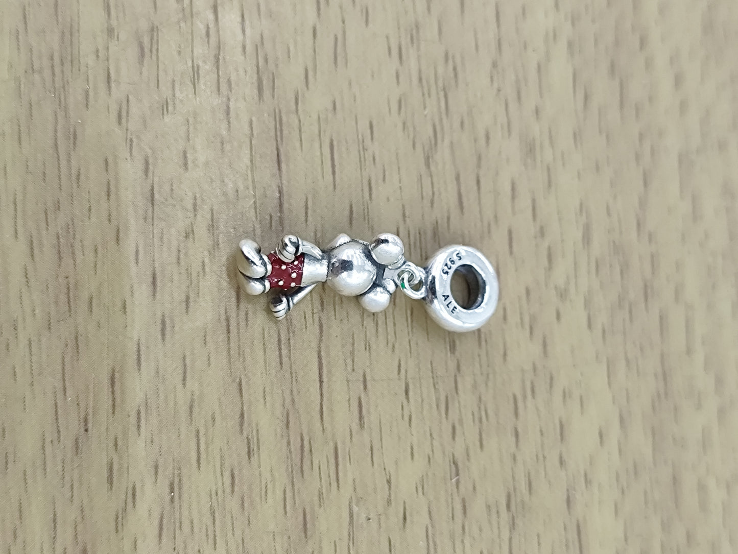 TMPCH037 Dije Charm Pand Minnie Short y Moño Rojo en Plata Fina .925