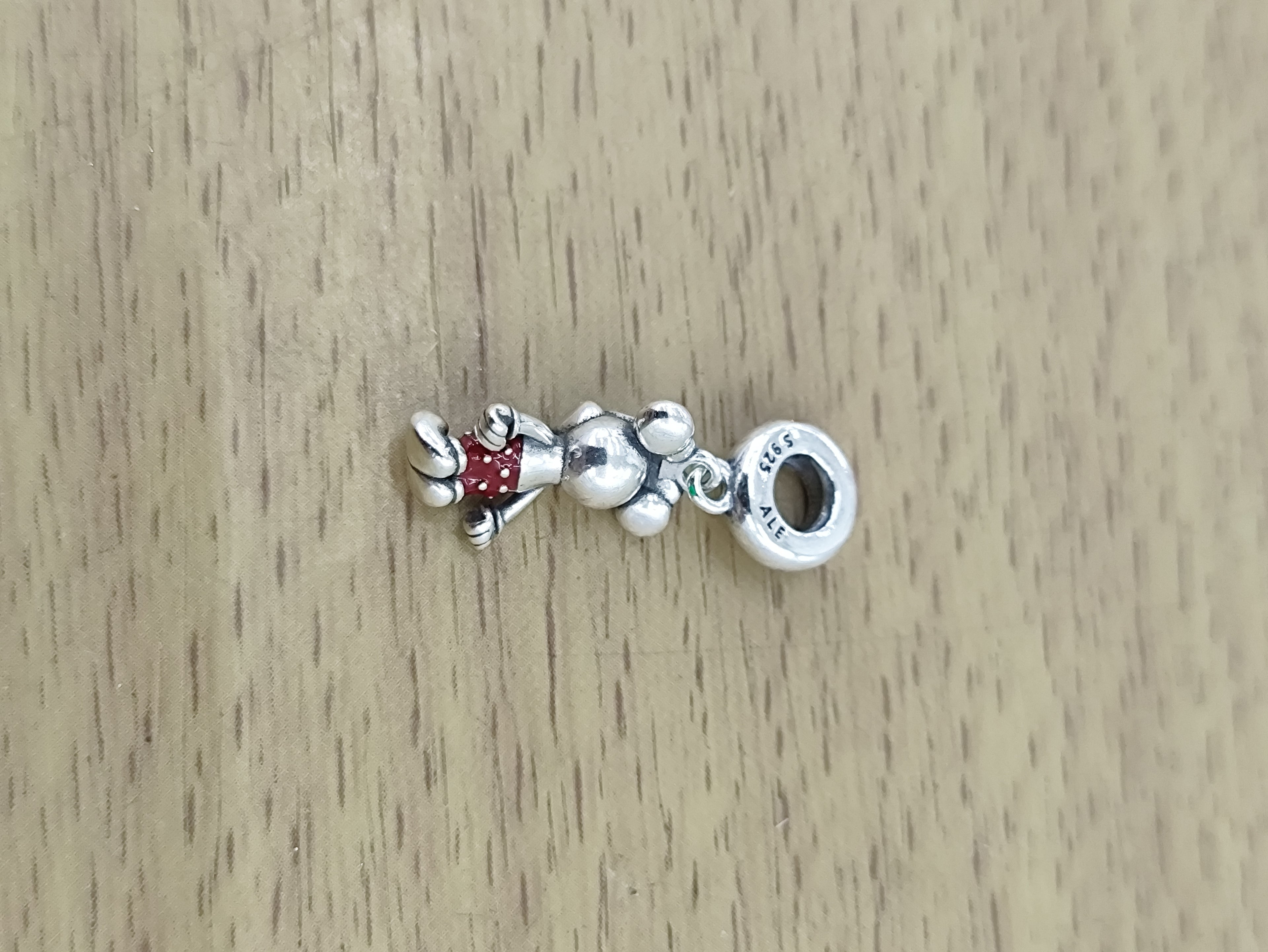 TMPCH037 Dije Charm Pand Minnie Short y Moño Rojo en Plata Fina .925