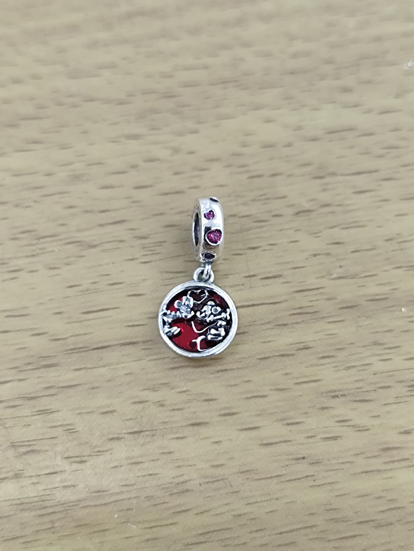 TMPCH042 Dije Charm Pand Circulo Mickey y Minnie Kissing en Plata Fina .925